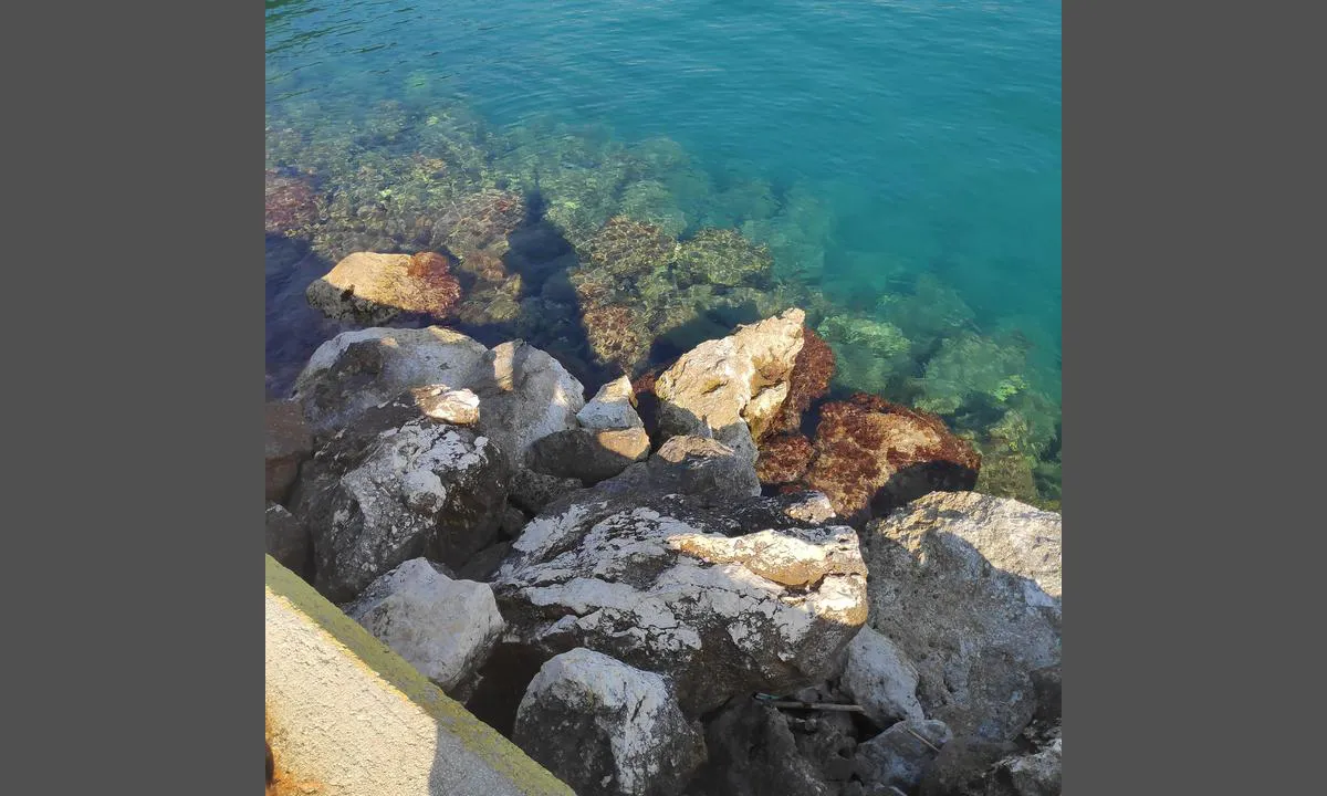 Poros Harbour: There is the possibility of mooring with anchor out and long lines to a mooring wall that has bollards, but you cannot come within 4-5 meters of the shore because of rocks. Beyond five meters from the harbor wall, you have a depth of about four to six meters, the full length.
