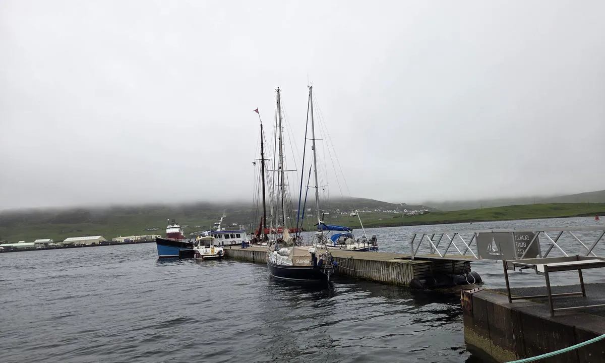 Port Arthur Marina: Bilde av  innsiden/nordsiden av flytebrygga.