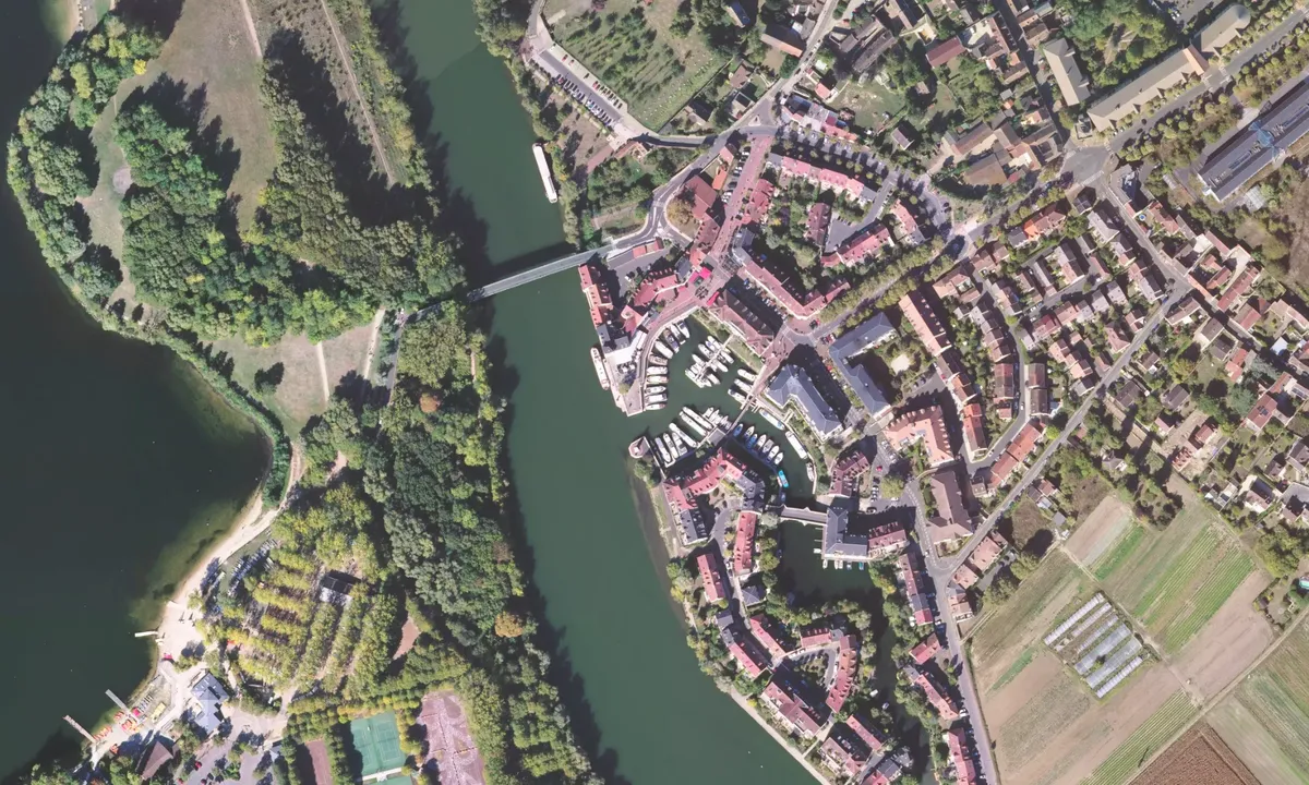 Flyfoto av Port De Cergy