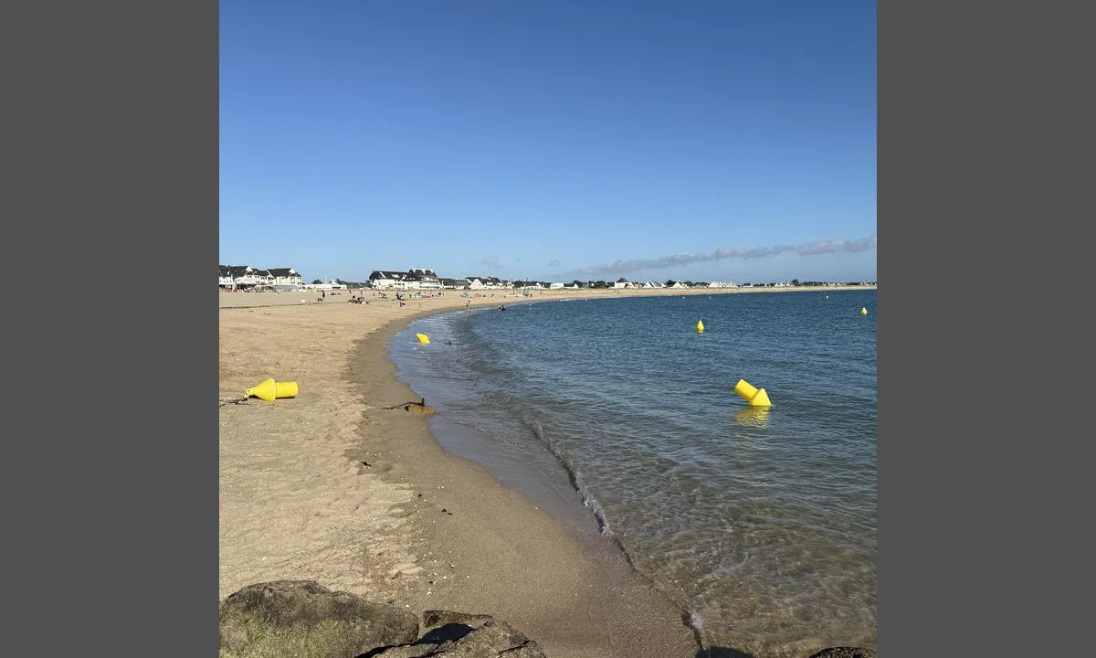 {"base": "no", "no": "Flott strand rett ved havn/marina.", "se": "Fin strand precis vid hamn/marina.", "en": "Great beach right by the harbor/marina.", "da": "Flot strand lige ved havn/marina.", "fr": "Belle plage juste \u00e0 c\u00f4t\u00e9 du port/marina.", "de": "Sch\u00f6ner Strand direkt am Hafen/Marina.", "es": "Playa hermosa justo al lado del puerto / marina.", "it": "Bella spiaggia proprio accanto al porto/marina.", "pt": "Praia excelente ao lado do porto/marina.", "nl": "Mooi strand direct bij haven/marina.", "pl": "Pi\u0119kna pla\u017ca tu\u017c obok portu/mariny.", "uk": "\u0427\u0443\u0434\u043e\u0432\u0438\u0439 \u043f\u043b\u044f\u0436 \u043f\u0440\u044f\u043c\u043e \u0431\u0456\u043b\u044f \u0433\u0430\u0432\u0430\u043d\u0456/\u043c\u0430\u0440\u0438\u043d\u0438.", "ro": "Plaj\u0103 minunat\u0103 chiar l\u00e2ng\u0103 port/marin\u0103.", "tr": "Marina/havne hemen yak\u0131n\u0131nda harika bir plaj.", "el": "\u03a5\u03c0\u03ad\u03c1\u03bf\u03c7\u03b7 \u03c0\u03b1\u03c1\u03b1\u03bb\u03af\u03b1 \u03b4\u03af\u03c0\u03bb\u03b1 \u03c3\u03c4\u03bf \u03bb\u03b9\u03bc\u03ac\u03bd\u03b9/\u03bc\u03b1\u03c1\u03af\u03bd\u03b1.", "cs": "Kr\u00e1sn\u00e1 pl\u00e1\u017e hned u p\u0159\u00edstavu/mariny.", "hu": "Sz\u00e9p strand k\u00f6zvetlen\u00fcl a kik\u00f6t\u0151n\u00e9l/marin\u00e1n\u00e1l.", "fi": "Hieno ranta aivan sataman/marinin vieress\u00e4.", "bg": "\u0427\u0443\u0434\u0435\u0441\u0435\u043d \u043f\u043b\u0430\u0436 \u0442\u043e\u0447\u043d\u043e \u0434\u043e \u043f\u0440\u0438\u0441\u0442\u0430\u043d\u0438\u0449\u0435\u0442\u043e/\u043c\u0430\u0440\u0438\u043d\u0430\u0442\u0430.", "sr": "Sjajna pla\u017ea odmah pored luke/marine.", "et": "Suurep\u00e4rane rand otse sadama/marina k\u00f5rval.", "lv": "Lieliska pludmale tie\u0161i pie ostas/marin\u0101.", "lt": "Puikus papl\u016bdimys \u0161alia uosto/marinos."}