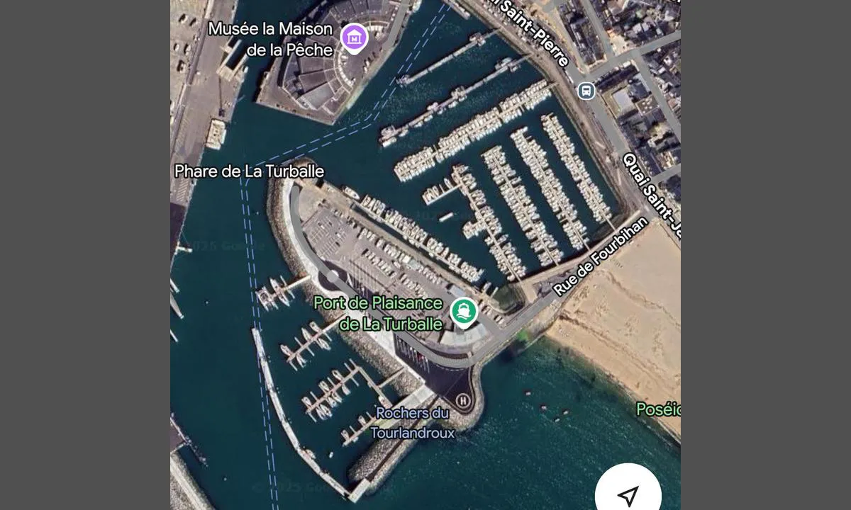 {"base": "no", "no": "Gjestehavnen nede til venstre.", "se": "G\u00e4sthamnen nere till v\u00e4nster.", "en": "The guest harbor down to the left.", "da": "G\u00e6stehavnen nede til venstre.", "fr": "Le port de plaisance en bas \u00e0 gauche.", "de": "Der G\u00e4stehafen unten links.", "es": "El puerto de hu\u00e9spedes est\u00e1 abajo a la izquierda.", "it": "Il porto turistico in basso a sinistra.", "pt": "Porto de visitantes abaixo \u00e0 esquerda.", "nl": "De jachthaven ligt linksonder.", "pl": "Przysta\u0144 dla go\u015bci na dole po lewej stronie.", "uk": "\u0413\u043e\u0441\u0442\u044c\u043e\u0432\u0430 \u0433\u0430\u0432\u0430\u043d\u044c \u0437\u043d\u0438\u0437\u0443 \u043b\u0456\u0432\u043e\u0440\u0443\u0447.", "ro": "Portul pentru oaspe\u021bi \u00een partea de jos, la st\u00e2nga.", "tr": "Konuk liman\u0131 solda a\u015fa\u011f\u0131da.", "el": "\u039f \u03b5\u03c0\u03b9\u03c3\u03ba\u03ad\u03c0\u03c4\u03b7\u03c2 \u03bb\u03b9\u03bc\u03ad\u03bd\u03b1\u03c2 \u03b2\u03c1\u03af\u03c3\u03ba\u03b5\u03c4\u03b1\u03b9 \u03ba\u03ac\u03c4\u03c9 \u03b1\u03c1\u03b9\u03c3\u03c4\u03b5\u03c1\u03ac.", "cs": "P\u0159\u00edstavi\u0161t\u011b pro hosty dole vlevo.", "hu": "A vend\u00e9gkik\u00f6t\u0151 balra lent.", "fi": "Vierasvenesatama vasemmalla alhaalla.", "bg": "\u041f\u0440\u0438\u0441\u0442\u0430\u043d\u0438\u0449\u0435 \u0437\u0430 \u0433\u043e\u0441\u0442\u0438 \u0434\u043e\u043b\u0443 \u0432\u043b\u044f\u0432\u043e.", "sr": "\u041f\u0440\u0438\u0441\u0442\u0430\u043d \u0437\u0430 \u0433\u043e\u0441\u0442\u0435 \u0441\u0435 \u043d\u0430\u043b\u0430\u0437\u0438 \u0434\u043e\u043b\u0435 \u043b\u0435\u0432\u043e.", "et": "K\u00fclalissadam all vasakul.", "lv": "Viesu osta lej\u0101 pa kreisi.", "lt": "Sve\u010di\u0173 uostas apa\u010dioje kair\u0117je."}