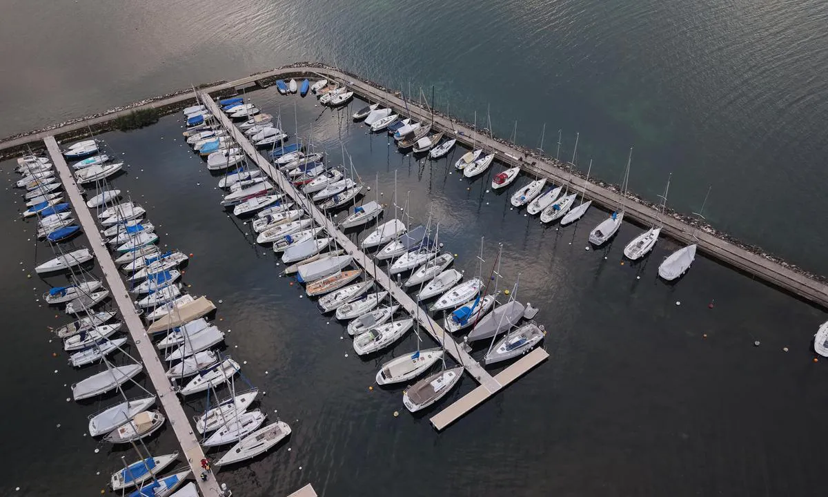{"base": "en", "no": "Ytre havn s\u00f8rside med gjestepontonger p\u00e5 enden", "se": "Yttre hamn sydsida med g\u00e4stpontoner vid \u00e4nden", "en": "Outer harbour south side with guest pontoons at the end", "da": "Ydre havn sydside med g\u00e6stebroer for enden", "fr": "C\u00f4t\u00e9 sud du port ext\u00e9rieur avec des pontons pour invit\u00e9s \u00e0 l'extr\u00e9mit\u00e9", "de": "\u00c4u\u00dferer Hafen, S\u00fcdseite, mit G\u00e4stepontons am Ende", "es": "El puerto exterior en el lado sur con pantalanes para invitados al final", "it": "Lato sud del porto esterno con pontili per ospiti alla fine", "pt": "Lado sul do porto exterior com pont\u00f5es para visitantes no final", "nl": "Outer harbour zuidzijde met gastenpontoons aan het einde", "pl": "Zewn\u0119trzny port po po\u0142udniowej stronie z p\u0142ywaj\u0105cymi pomostami dla go\u015bci na ko\u0144cu", "uk": "\u0417\u043e\u0432\u043d\u0456\u0448\u043d\u044f \u0433\u0430\u0432\u0430\u043d\u044c \u0437 \u043f\u0456\u0432\u0434\u0435\u043d\u043d\u043e\u0433\u043e \u0431\u043e\u043a\u0443 \u0437 \u043f\u043e\u043d\u0442\u043e\u043d\u0430\u043c\u0438 \u0434\u043b\u044f \u0433\u043e\u0441\u0442\u0435\u0439 \u043d\u0430 \u043a\u0456\u043d\u0446\u0456", "ro": "Portul exterior, partea de sud, cu pontoane pentru oaspe\u021bi la cap\u0103t", "tr": "D\u0131\u015f liman g\u00fcney taraf\u0131, sonunda misafir pontonlar\u0131yla", "el": "\u0395\u03be\u03c9\u03c4\u03b5\u03c1\u03b9\u03ba\u03cc \u03bb\u03b9\u03bc\u03ac\u03bd\u03b9 \u03bd\u03cc\u03c4\u03b9\u03b1 \u03c0\u03bb\u03b5\u03c5\u03c1\u03ac \u03bc\u03b5 \u03c0\u03c1\u03bf\u03b2\u03bb\u03ae\u03c4\u03b5\u03c2 \u03c6\u03b9\u03bb\u03bf\u03be\u03b5\u03bd\u03af\u03b1\u03c2 \u03c3\u03c4\u03bf \u03c4\u03ad\u03bb\u03bf\u03c2", "cs": "Vn\u011bj\u0161\u00ed p\u0159\u00edstav ji\u017en\u00ed strana s hostuj\u00edc\u00edmi pontony na konci", "hu": "K\u00fcls\u0151 kik\u00f6t\u0151 d\u00e9li oldala vend\u00e9gpontonokkal a v\u00e9g\u00e9n", "fi": "Ulkosataman etel\u00e4puoli, jossa vieraslaiturit p\u00e4\u00e4ss\u00e4", "bg": "\u0412\u044a\u043d\u0448\u043d\u043e \u043f\u0440\u0438\u0441\u0442\u0430\u043d\u0438\u0449\u0435 \u044e\u0436\u043d\u0430 \u0441\u0442\u0440\u0430\u043d\u0430 \u0441 \u0433\u043e\u0441\u0442-\u043f\u043e\u043d\u0442\u043e\u043d\u0438 \u0432 \u043a\u0440\u0430\u044f", "sr": "Ju\u017ena strana spoljnje luke sa gostuju\u0107im pontonima na kraju", "et": "V\u00e4lissadama l\u00f5unak\u00fclg koos k\u00fclalispontoonidega l\u00f5pus", "lv": "\u0100r\u0113j\u0101 osta dienvidu pus\u0113 ar viesu pontoniem gal\u0101", "lt": "I\u0161orinis uostas pietin\u0117je pus\u0117je su sve\u010di\u0173 pontonais gale"}