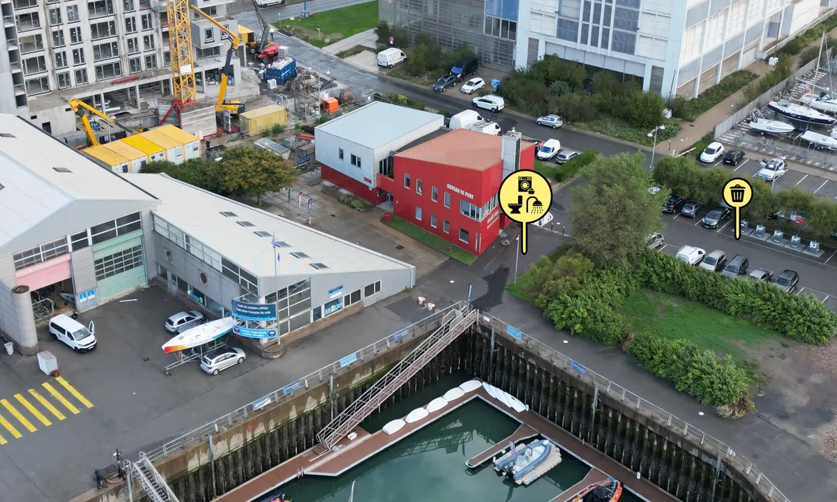 {"base": "no", "no": "I det r\u00f8de huset er det havnekontor og sanit\u00e6ranlegg", "se": "I det r\u00f6da huset finns hamnkontor och sanitetsanl\u00e4ggningar", "en": "In the red house there is a harbour office and sanitary facilities", "da": "I det r\u00f8de hus er der havnekontor og sanit\u00e6re anl\u00e6g", "fr": "Dans la maison rouge se trouvent l'office du port et les installations sanitaires", "de": "Im roten Haus befindet sich das Hafenb\u00fcro und die Sanit\u00e4reinrichtungen", "es": "En la casa roja se encuentra la oficina del puerto y las instalaciones sanitarias", "it": "Nella casa rossa ci sono l'ufficio del porto e i servizi igienici", "pt": "No edif\u00edcio vermelho h\u00e1 um escrit\u00f3rio do porto e instala\u00e7\u00f5es sanit\u00e1rias", "nl": "In het rode huis bevindt zich het havenkantoor en de sanitaire voorzieningen", "pl": "W czerwonym budynku znajduje si\u0119 biuro portu i zaplecze sanitarne", "uk": "\u0423 \u0447\u0435\u0440\u0432\u043e\u043d\u043e\u043c\u0443 \u0431\u0443\u0434\u0438\u043d\u043a\u0443 \u0437\u043d\u0430\u0445\u043e\u0434\u0438\u0442\u044c\u0441\u044f \u043f\u043e\u0440\u0442\u043e\u0432\u0435 \u0443\u043f\u0440\u0430\u0432\u043b\u0456\u043d\u043d\u044f \u0442\u0430 \u0441\u0430\u043d\u0456\u0442\u0430\u0440\u043d\u0438\u0439 \u0432\u0443\u0437\u043e\u043b.", "ro": "\u00cen cl\u0103direa ro\u0219ie se afl\u0103 biroul portului \u0219i instala\u021biile sanitare", "tr": "K\u0131rm\u0131z\u0131 binada liman ofisi ve sanitasyon tesisi bulunmaktad\u0131r.", "el": "\u03a3\u03c4\u03bf \u03ba\u03cc\u03ba\u03ba\u03b9\u03bd\u03bf \u03c3\u03c0\u03af\u03c4\u03b9 \u03c5\u03c0\u03ac\u03c1\u03c7\u03b5\u03b9 \u03b3\u03c1\u03b1\u03c6\u03b5\u03af\u03bf \u03bb\u03b9\u03bc\u03b1\u03bd\u03b9\u03bf\u03cd \u03ba\u03b1\u03b9 \u03b5\u03b3\u03ba\u03b1\u03c4\u03b1\u03c3\u03c4\u03ac\u03c3\u03b5\u03b9\u03c2 \u03c5\u03b3\u03b9\u03b5\u03b9\u03bd\u03ae\u03c2", "cs": "V \u010derven\u00e9m dom\u011b je p\u0159\u00edstavn\u00ed kancel\u00e1\u0159 a sanit\u00e1rn\u00ed za\u0159\u00edzen\u00ed", "hu": "A piros h\u00e1zban tal\u00e1lhat\u00f3 a kik\u00f6t\u0151i iroda \u00e9s a szanit\u00e1ris l\u00e9tes\u00edtm\u00e9nyek", "fi": "Punaisessa talossa on satamatoimisto ja saniteettitilat", "bg": "\u0412 \u0447\u0435\u0440\u0432\u0435\u043d\u0430\u0442\u0430 \u043a\u044a\u0449\u0430 \u0441\u0430 \u043f\u0440\u0438\u0441\u0442\u0430\u043d\u0438\u0449\u043d\u0430\u0442\u0430 \u0441\u043b\u0443\u0436\u0431\u0430 \u0438 \u0441\u0430\u043d\u0438\u0442\u0430\u0440\u043d\u0438\u0442\u0435 \u043f\u043e\u043c\u0435\u0449\u0435\u043d\u0438\u044f.", "sr": "\u0423 \u0446\u0440\u0432\u0435\u043d\u043e\u0458 \u043a\u0443\u045b\u0438 \u043d\u0430\u043b\u0430\u0437\u0435 \u0441\u0435 \u043b\u0443\u0447\u043a\u0430 \u043a\u0430\u043d\u0446\u0435\u043b\u0430\u0440\u0438\u0458\u0430 \u0438 \u0441\u0430\u043d\u0438\u0442\u0430\u0440\u043d\u0438 \u0447\u0432\u043e\u0440", "et": "Punases majas on sadamakontor ja sanitaarruumid", "lv": "Sarkanaj\u0101 m\u0101j\u0101 ir ostas birojs un sanit\u0101r\u0101s iek\u0101rtas", "lt": "Raudoname name yra uosto biuras ir sanitariniai \u012frenginiai"}