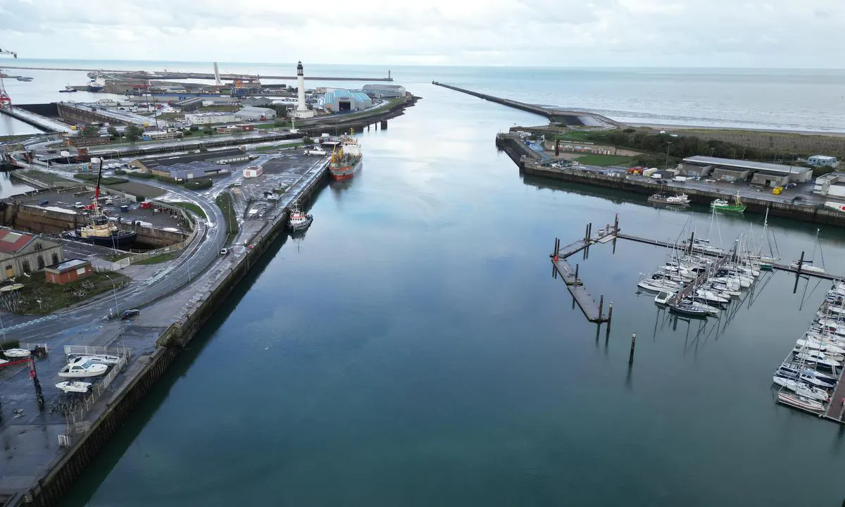 {"base": "no", "no": "Innseilingen med havna", "se": "Inseglningen med hamnen", "en": "The approach to the harbor", "da": "Indsejlingen med havnen", "fr": "L'acc\u00e8s avec le port", "de": "Die Einfahrt mit dem Hafen", "es": "La entrada al puerto", "it": "L'ingresso con il porto", "pt": "Entrada com o porto", "nl": "De aankomst met de haven", "pl": "Wej\u015bcie do portu", "uk": "\u0412\u0445\u0456\u0434 \u0443 \u0433\u0430\u0432\u0430\u043d\u044c", "ro": "Intrarea \u00een port", "tr": "Limana giri\u015f", "el": "\u0397 \u03b5\u03af\u03c3\u03bf\u03b4\u03bf\u03c2 \u03c4\u03bf\u03c5 \u03bb\u03b9\u03bc\u03b1\u03bd\u03b9\u03bf\u03cd", "cs": "Vjezd do p\u0159\u00edstavu", "hu": "Kik\u00f6t\u0151bej\u00e1rat", "fi": "Satamaan purjehdus", "bg": "\u0412\u0445\u043e\u0434\u044a\u0442 \u0441 \u043f\u0440\u0438\u0441\u0442\u0430\u043d\u0438\u0449\u0435\u0442\u043e", "sr": "\u0423\u043b\u0430\u0437 \u0443 \u043b\u0443\u043a\u0443", "et": "Sissepurjetamine koos sadamaga", "lv": "Iegrie\u0161an\u0101s ar ostu", "lt": "\u012eplaukimas \u012f uost\u0105"}