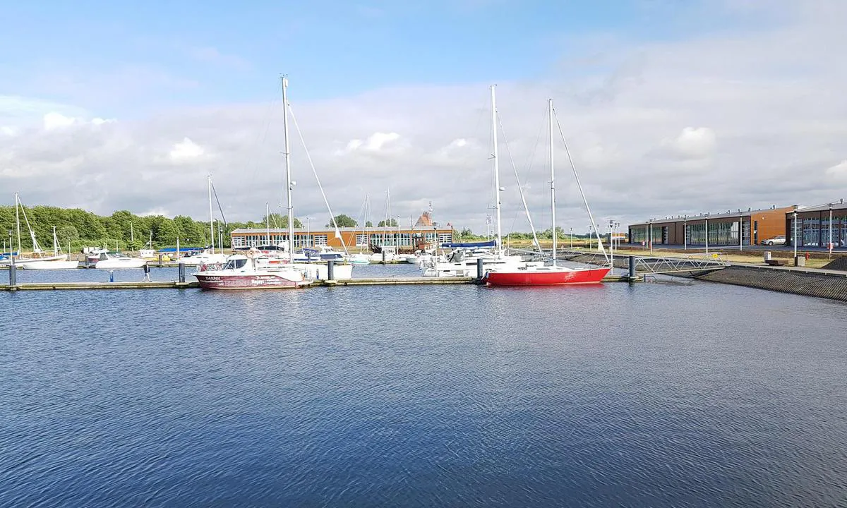 Det finnes også en Marina Rybacka på andre siden av elva. Litt ute blant ingenting, men ikke så langt til restaurantgatene ved havneinnløpet.