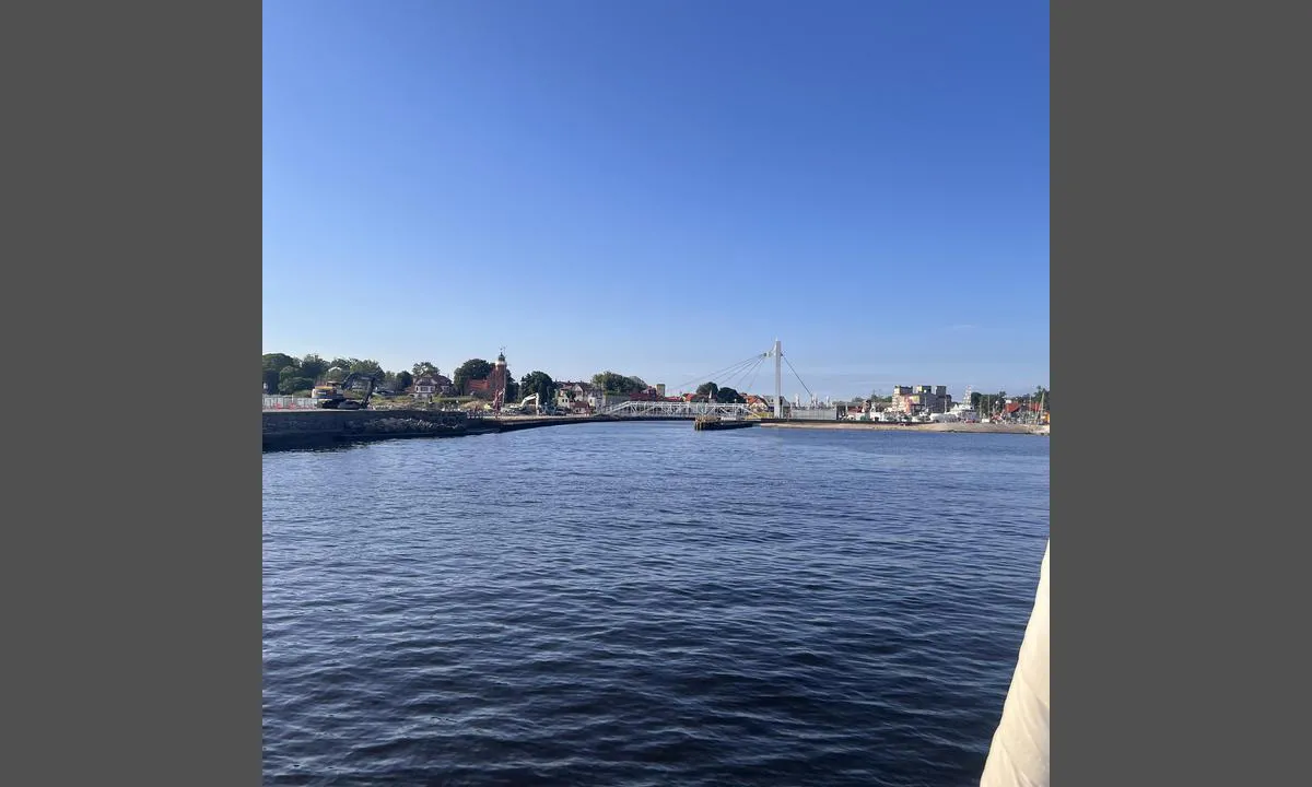 Port Jachtowy Ustka: {"base": "se", "no": "Broen \u00e5pner en gang i timen. Fra 20 over til heltime", "se": "Bron \u00f6ppnar en g\u00e5ng per timme. Fr\u00e5n 20 \u00f6ver till heltimme", "en": "The bridge opens once per hour. From 20 past the hour until the full hour", "da": "Broen \u00e5bner en gang i timen. Fra 20 over til hel time", "fr": "Le pont s'ouvre une fois par heure. De 20 minutes apr\u00e8s l'heure jusqu'\u00e0 l'heure pleine", "de": "Die Br\u00fccke \u00f6ffnet einmal pro Stunde. Von 20 nach bis zur vollen Stunde.", "es": "El puente se abre una vez por hora. Desde las 20 hasta la hora en punto", "it": "Il ponte si apre una volta all'ora. Dalle 20 minuti dopo l'ora fino all'ora intera", "pt": "A ponte abre uma vez por hora. Das 20 minutos ap\u00f3s a hora cheia at\u00e9 a hora cheia", "nl": "De brug opent \u00e9\u00e9n keer per uur. Van 20 na tot heel uur", "pl": "Most otwiera si\u0119 raz na godzin\u0119. Od 20 po pe\u0142nej godzinie", "uk": "\u041c\u0456\u0441\u0442 \u0432\u0456\u0434\u043a\u0440\u0438\u0432\u0430\u0454\u0442\u044c\u0441\u044f \u043e\u0434\u0438\u043d \u0440\u0430\u0437 \u043d\u0430 \u0433\u043e\u0434\u0438\u043d\u0443. \u0417 20 \u0445\u0432\u0438\u043b\u0438\u043d \u0434\u043e \u043f\u043e\u0432\u043d\u043e\u0457 \u0433\u043e\u0434\u0438\u043d\u0438", "ro": "Podul se deschide o dat\u0103 pe or\u0103. De la xx:20 p\u00e2n\u0103 la xx:00.", "tr": "K\u00f6pr\u00fc her saat ba\u015f\u0131nda bir kez a\u00e7\u0131l\u0131r. Saat 20 ge\u00e7eden saat ba\u015f\u0131na kadar", "el": "\u0397 \u03b3\u03ad\u03c6\u03c5\u03c1\u03b1 \u03b1\u03bd\u03bf\u03af\u03b3\u03b5\u03b9 \u03bc\u03af\u03b1 \u03c6\u03bf\u03c1\u03ac \u03c4\u03b7\u03bd \u03ce\u03c1\u03b1. \u0391\u03c0\u03cc \u03c4\u03b9\u03c2 20 \u03bb\u03b5\u03c0\u03c4\u03ac \u03ba\u03ac\u03b8\u03b5 \u03ce\u03c1\u03b1\u03c2 \u03bc\u03ad\u03c7\u03c1\u03b9 \u03c4\u03b7\u03bd \u03b1\u03ba\u03ad\u03c1\u03b1\u03b9\u03b1 \u03ce\u03c1\u03b1.", "cs": "Most se otev\u00edr\u00e1 jednou za hodinu. Od 20 minut p\u0159es celou hodinu", "hu": "A h\u00edd \u00f3r\u00e1nk\u00e9nt egyszer nyit. 20 perct\u0151l eg\u00e9sz \u00f3r\u00e1ig.", "fi": "Silta avataan kerran tunnissa. Kello kahdestakymmenest\u00e4 tasatuntiin.", "bg": "\u041c\u043e\u0441\u0442\u044a\u0442 \u0441\u0435 \u043e\u0442\u0432\u0430\u0440\u044f \u0432\u0435\u0434\u043d\u044a\u0436 \u043d\u0430 \u0447\u0430\u0441. \u041e\u0442 20 \u043c\u0438\u043d\u0443\u0442\u0438 \u0441\u043b\u0435\u0434 \u0434\u043e \u043f\u044a\u043b\u043d\u0438\u044f \u0447\u0430\u0441", "sr": "Most se otvara jednom na sat. Od 20 minuta preko do punog sata.", "et": "Sild avaneb kord tunnis. Kell 20 \u00fcle kuni t\u00e4istunnini", "lv": "Tilts atveras reizi stund\u0101. No 20 p\u0101ri l\u012bdz pilnai stundai", "lt": "Tiltas atsidaro vien\u0105 kart\u0105 per valand\u0105. Nuo 20 po iki valandos"}