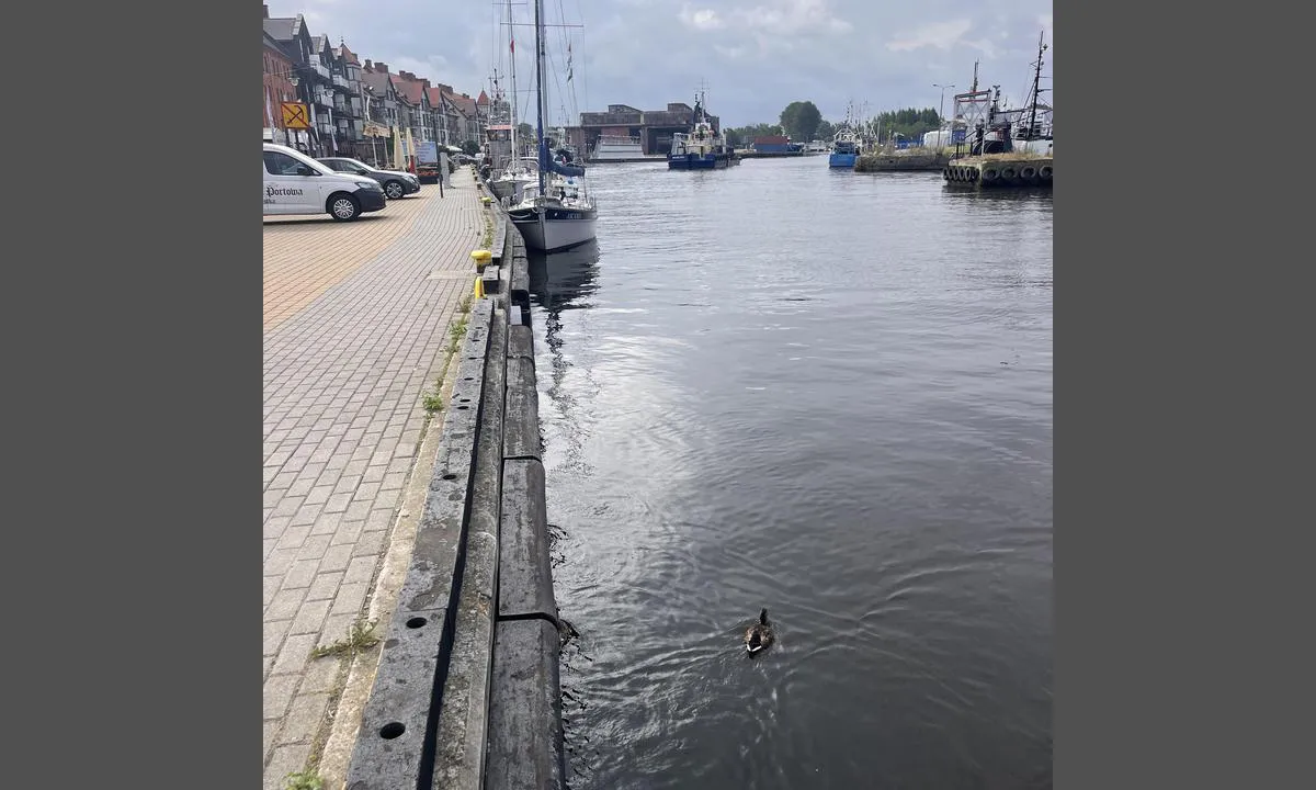 Port Jachtowy Ustka: {"base": "se", "no": "Fort\u00f8yning ved kaj med noe trafikk. S\u00f8rg for \u00e5 ha godt med fendere", "se": "F\u00f6rt\u00f6jning i kaj med en del trafik. Se till att ha gott om fendrar", "en": "Mooring at a quay with some traffic. Make sure to have plenty of fenders", "da": "Fort\u00f8jning ved kaj med en del trafik. S\u00f8rg for at have rigeligt med fendere", "fr": "Amarrage au quai avec un certain trafic. Assurez-vous d'avoir beaucoup de pare-battages", "de": "Festmachen am Kai mit etwas Verkehr. Achten Sie darauf, gen\u00fcgend Fender zu haben.", "es": "Amarre en el muelle con algo de tr\u00e1fico. Aseg\u00farese de tener suficientes defensas", "it": "Ormeggio al molo con un po' di traffico. Assicurati di avere un sacco di parabordi", "pt": "Amarra\u00e7\u00e3o no cais com algum tr\u00e1fego. Certifique-se de ter muitos defensores.", "nl": "Aanmeren aan de kade met enig verkeer. Zorg ervoor dat u voldoende stootkussens heeft", "pl": "Cumowanie przy nabrze\u017cu z pewnym ruchem. Upewnij si\u0119, \u017ce masz du\u017co odboj\u00f3w", "uk": "\u0428\u0432\u0430\u0440\u0442\u0443\u0432\u0430\u043d\u043d\u044f \u043d\u0430 \u043f\u0440\u0438\u0447\u0430\u043b\u0456 \u0437 \u043f\u0435\u0432\u043d\u0438\u043c \u0440\u0443\u0445\u043e\u043c. \u041f\u0435\u0440\u0435\u043a\u043e\u043d\u0430\u0439\u0442\u0435\u0441\u044f, \u0449\u043e \u0443 \u0432\u0430\u0441 \u0434\u043e\u0441\u0442\u0430\u0442\u043d\u044c\u043e \u0432\u0456\u0434\u0431\u0456\u0439\u043d\u0438\u043a\u0456\u0432", "ro": "Ancorare la chei cu trafic semnificativ. Asigura\u021bi-v\u0103 c\u0103 ave\u021bi suficiente ap\u0103r\u0103tori", "tr": "\u0130skelede biraz trafik ile ba\u011flanma. Bol miktarda savloma kullanmaya dikkat edin.", "el": "\u0394\u03ad\u03c3\u03b9\u03bc\u03bf \u03c3\u03b5 \u03b1\u03c0\u03bf\u03b2\u03ac\u03b8\u03c1\u03b1 \u03bc\u03b5 \u03ba\u03ac\u03c0\u03bf\u03b9\u03b1 \u03ba\u03af\u03bd\u03b7\u03c3\u03b7. \u0392\u03b5\u03b2\u03b1\u03b9\u03c9\u03b8\u03b5\u03af\u03c4\u03b5 \u03cc\u03c4\u03b9 \u03ad\u03c7\u03b5\u03c4\u03b5 \u03b1\u03c1\u03ba\u03b5\u03c4\u03bf\u03cd\u03c2 \u03c0\u03c1\u03bf\u03c3\u03ba\u03c1\u03bf\u03c5\u03c3\u03c4\u03ae\u03c1\u03b5\u03c2", "cs": "P\u0159\u00edstavi\u0161t\u011b u mola s \u010d\u00e1ste\u010dn\u00fdm provozem. Ujist\u011bte se, \u017ee m\u00e1te dostatek fendr\u016f", "hu": "Kik\u00f6t\u00e9s egy j\u00e1rt m\u00f3l\u00f3n\u00e1l. \u00dcgyeljen arra, hogy elegend\u0151 fender legyen", "fi": "Kiinnittyminen laituriin, jossa on jonkin verran liikennett\u00e4. Varmista, ett\u00e4 sinulla on runsaasti fendareita.", "bg": "\u0428\u0432\u0430\u0440\u0442\u043e\u0432\u0430\u043d\u0435 \u043d\u0430 \u043a\u0435\u0439 \u0441 \u043c\u0430\u043b\u043a\u043e \u0442\u0440\u0430\u0444\u0438\u043a. \u0423\u0432\u0435\u0440\u0435\u0442\u0435 \u0441\u0435, \u0447\u0435 \u0438\u043c\u0430\u0442\u0435 \u0434\u043e\u0441\u0442\u0430\u0442\u044a\u0447\u043d\u043e \u0431\u0440\u043e\u043d\u0438", "sr": "\u0412\u0435\u0437\u0438\u0432\u0430\u045a\u0435 \u043d\u0430 \u043a\u0435\u0458\u0443 \u0441\u0430 \u043d\u0435\u0448\u0442\u043e \u0441\u0430\u043e\u0431\u0440\u0430\u045b\u0430\u0458\u0430. \u0412\u043e\u0434\u0438\u0442\u0435 \u0440\u0430\u0447\u0443\u043d\u0430 \u0434\u0430 \u0438\u043c\u0430\u0442\u0435 \u0434\u043e\u0432\u043e\u0459\u043d\u043e \u043e\u0434\u0431\u043e\u0458\u043d\u0438\u043a\u0430", "et": "Sildumine kai \u00e4\u00e4rde, kus on teatav liiklus. Veenduge, et teil oleks piisavalt fendreid.", "lv": "Piest\u0101\u0161ana pie piest\u0101tnes ar zin\u0101mu satiksmi. P\u0101rliecinieties, ka jums ir pietiekami daudz fenderu", "lt": "Prisi\u0161vartavimas prie krantin\u0117s su daline eismu. U\u017etikrinkite, kad b\u016bt\u0173 pakankamai fenderi\u0173"}