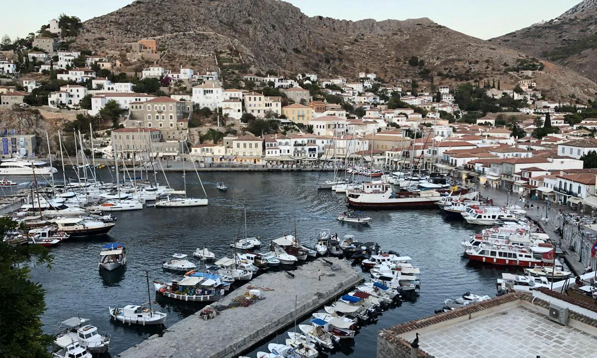 The inner quay is on the right side in the picture. In the center of the quay sailors can moor. The left side is reserved for taxi bots and the right side is for ofther commercial boats. This picture was taken mid week towards the end of september. In high season the port can be crowded.