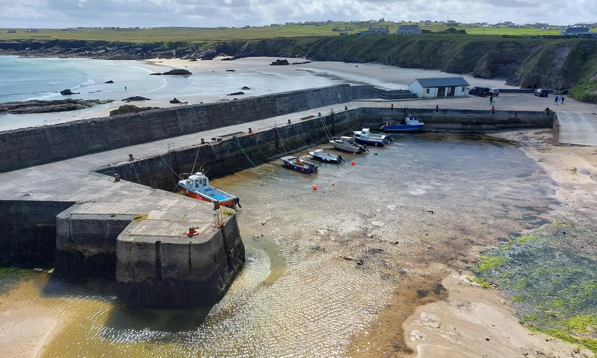 {"base": "en", "no": "Havnen i Ness er en veldig liten havn som t\u00f8rker helt ut ved lavvann!", "se": "Hamn av Ness \u00e4r en mycket liten hamn som torkar ut helt vid l\u00e5gvatten!", "en": "Port of Ness is a very small harbour which drys out completely at low tide!", "da": "Port of Ness er en meget lille havn, som t\u00f8rrer fuldst\u00e6ndigt ud ved lavvande!", "fr": "Le port de Ness est un tr\u00e8s petit port qui se vide compl\u00e8tement \u00e0 mar\u00e9e basse\u00a0!", "de": "Der Hafen von Ness ist ein sehr kleiner Hafen, der bei Ebbe vollst\u00e4ndig trockenf\u00e4llt!", "es": "\u00a1El Puerto de Ness es un puerto muy peque\u00f1o que se seca completamente durante la marea baja!", "it": "Il porto di Ness \u00e8 un porto molto piccolo che si prosciuga completamente con la bassa marea!", "pt": "O Porto de Ness \u00e9 um porto muito pequeno que seca completamente na mar\u00e9 baixa!", "nl": "Haven van Ness is een zeer kleine haven die bij eb volledig droogvalt!", "pl": "Port Ness to bardzo ma\u0142y port, kt\u00f3ry ca\u0142kowicie wysycha podczas odp\u0142ywu!", "uk": "\u041f\u043e\u0440\u0442 \u041d\u0435\u0441\u0441 - \u0446\u0435 \u0434\u0443\u0436\u0435 \u043c\u0430\u043b\u0435\u043d\u044c\u043a\u0430 \u0433\u0430\u0432\u0430\u043d\u044c, \u044f\u043a\u0430 \u043f\u043e\u0432\u043d\u0456\u0441\u0442\u044e \u043e\u0441\u0443\u0448\u0443\u0454\u0442\u044c\u0441\u044f \u043f\u0456\u0434 \u0447\u0430\u0441 \u0432\u0456\u0434\u043f\u043b\u0438\u0432\u0443!", "ro": "Portul Ness este un port foarte mic care se usuc\u0103 complet la reflux!", "tr": "Ness Liman\u0131, d\u00fc\u015f\u00fck gelgitte tamamen kuruyan \u00e7ok k\u00fc\u00e7\u00fck bir limand\u0131r!", "el": "\u03a4\u03bf \u03bb\u03b9\u03bc\u03ac\u03bd\u03b9 \u03c4\u03bf\u03c5 \u039d\u03b5\u03c2 \u03b5\u03af\u03bd\u03b1\u03b9 \u03ad\u03bd\u03b1 \u03c0\u03bf\u03bb\u03cd \u03bc\u03b9\u03ba\u03c1\u03cc \u03bb\u03b9\u03bc\u03ac\u03bd\u03b9 \u03c0\u03bf\u03c5 \u03b1\u03c0\u03bf\u03be\u03b7\u03c1\u03b1\u03af\u03bd\u03b5\u03c4\u03b1\u03b9 \u03c0\u03bb\u03ae\u03c1\u03c9\u03c2 \u03ba\u03b1\u03c4\u03ac \u03c4\u03b7\u03bd \u03ac\u03bc\u03c0\u03c9\u03c4\u03b7!", "cs": "P\u0159\u00edstav Ness je velmi mal\u00fd p\u0159\u00edstav, kter\u00fd se p\u0159i odlivu zcela vysu\u0161uje!", "hu": "Port of Ness egy nagyon kicsi kik\u00f6t\u0151, amely ap\u00e1lykor teljesen kisz\u00e1rad!", "fi": "Nessin satama on eritt\u00e4in pieni satama, joka kuivuu kokonaan laskuveden aikaan!", "bg": "\u041f\u0440\u0438\u0441\u0442\u0430\u043d\u0438\u0449\u0435 \u041d\u0435\u0441 \u0435 \u043c\u043d\u043e\u0433\u043e \u043c\u0430\u043b\u043a\u043e \u043f\u0440\u0438\u0441\u0442\u0430\u043d\u0438\u0449\u0435, \u043a\u043e\u0435\u0442\u043e \u043d\u0430\u043f\u044a\u043b\u043d\u043e \u043f\u0440\u0435\u0441\u044a\u0445\u0432\u0430 \u043f\u0440\u0438 \u043e\u0442\u043b\u0438\u0432!", "sr": "Luka Ness je vrlo mala luka koja se potpuno osu\u0161i za vreme oseke!", "et": "Nessi sadam on v\u00e4ga v\u00e4ike sadam, mis m\u00f5\u00f5na ajal t\u00e4ielikult kuivab!", "lv": "Nesas osta ir \u013coti maza osta, kas piln\u012bb\u0101 iz\u017e\u016bst zema paisuma laik\u0101!", "lt": "Neso uostas yra labai ma\u017eas uostas, kuris visi\u0161kai i\u0161d\u017ei\u016bsta atosl\u016bgio metu!"}