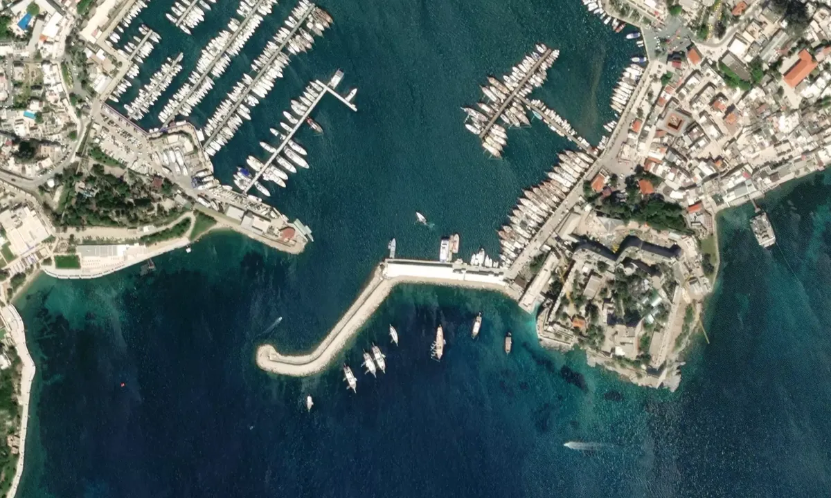Flyfoto av Port police an customs check in dock