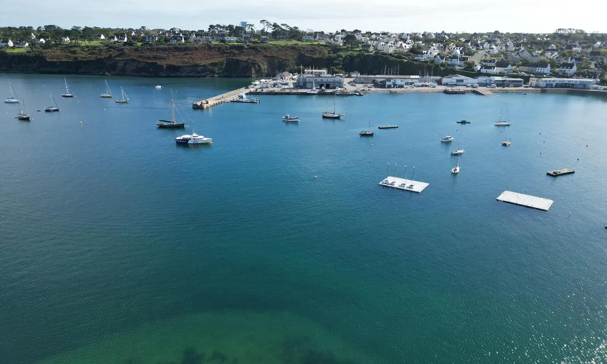 Port Vauban - Port de Camaret: {"base": "no", "no": "B\u00f8yer p\u00e5 s\u00f8rsiden", "se": "Bojar p\u00e5 sydsidan", "en": "Buoys on the south side", "da": "B\u00f8jer p\u00e5 sydsiden", "fr": "Bou\u00e9es du c\u00f4t\u00e9 sud", "de": "Boje auf der S\u00fcdseite", "es": "Boyas en el lado sur", "it": "Bo\u00e9 sulla parte sud", "pt": "Boias no lado sul", "nl": "Boeien aan de zuidzijde", "pl": "Boje po po\u0142udniowej stronie", "uk": "\u0411\u0443\u0457 \u043d\u0430 \u043f\u0456\u0432\u0434\u0435\u043d\u043d\u0456\u0439 \u0441\u0442\u043e\u0440\u043e\u043d\u0456", "ro": "Boe la sud", "tr": "G\u00fcney taraf\u0131nda \u015famand\u0131ralar", "el": "\u03a3\u03b7\u03bc\u03ac\u03bd\u03c3\u03b5\u03b9\u03c2 \u03c3\u03c4\u03b7\u03bd \u03bd\u03cc\u03c4\u03b9\u03b1 \u03c0\u03bb\u03b5\u03c5\u03c1\u03ac", "cs": "Maj\u00e1ky na ji\u017en\u00ed stran\u011b", "hu": "Horgonyok a d\u00e9li oldalon", "fi": "Poijut etel\u00e4puolella", "bg": "\u0411\u0443\u0439\u043e\u0432\u0435 \u043e\u0442 \u044e\u0436\u043d\u0430\u0442\u0430 \u0441\u0442\u0440\u0430\u043d\u0430", "sr": "\u0411\u043e\u0432\u0435 \u043d\u0430 \u0458\u0443\u0436\u043d\u043e\u0458 \u0441\u0442\u0440\u0430\u043d\u0438", "et": "Poid l\u00f5unak\u00fcljel", "lv": "Bojas dienvidu pus\u0113", "lt": "Pl\u016bdurai pietin\u0117je pus\u0117je"}