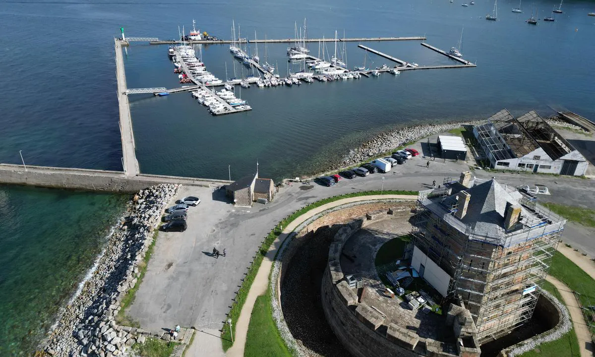 Port Vauban - Port de Camaret: {"base": "no", "no": "Det er ogs\u00e5 lagt ut en del b\u00f8yer p\u00e5 andre siden", "se": "Det har ocks\u00e5 lagts ut ett antal bojar p\u00e5 andra sidan", "en": "There are also several buoys placed on the other side", "da": "Der er ogs\u00e5 lagt ud en del b\u00f8jer p\u00e5 den anden side", "fr": "Des bou\u00e9es ont \u00e9galement \u00e9t\u00e9 plac\u00e9es de l'autre c\u00f4t\u00e9", "de": "Auch auf der anderen Seite wurden einige Bojen ausgelegt.", "es": "Tambi\u00e9n se han colocado algunas boyas en el otro lado", "it": "Sono state inoltre posizionate alcune boe sull'altro lato", "pt": "Tamb\u00e9m foram colocadas algumas boias do outro lado", "nl": "Er zijn ook een aantal boeien aan de andere kant geplaatst.", "pl": "Na drugiej stronie r\u00f3wnie\u017c umieszczono kilka boi.", "uk": "\u0422\u0430\u043c \u0442\u0430\u043a\u043e\u0436 \u0432\u0441\u0442\u0430\u043d\u043e\u0432\u043b\u0435\u043d\u043e \u043a\u0456\u043b\u044c\u043a\u0430 \u0431\u0443\u0439\u043a\u0456\u0432 \u043d\u0430 \u0456\u043d\u0448\u043e\u043c\u0443 \u0431\u043e\u0446\u0456", "ro": "Sunt amplasate \u0219i c\u00e2teva geamanduri pe cealalt\u0103 parte", "tr": "Di\u011fer tarafta da bir dizi \u015famand\u0131ra yerle\u015ftirilmi\u015ftir.", "el": "\u03a5\u03c0\u03ac\u03c1\u03c7\u03bf\u03c5\u03bd \u03b5\u03c0\u03af\u03c3\u03b7\u03c2 \u03c4\u03bf\u03c0\u03bf\u03b8\u03b5\u03c4\u03b7\u03bc\u03ad\u03bd\u03b1 \u03b1\u03c1\u03ba\u03b5\u03c4\u03ac \u03c3\u03b7\u03bc\u03b1\u03b4\u03bf\u03cd\u03c1\u03b5\u03c2 \u03c3\u03c4\u03b7\u03bd \u03ac\u03bb\u03bb\u03b7 \u03c0\u03bb\u03b5\u03c5\u03c1\u03ac", "cs": "Na druh\u00e9 stran\u011b je tak\u00e9 um\u00edst\u011bno n\u011bkolik b\u00f3j\u00ed", "hu": "Sz\u00e1mos horgonyz\u00f3 b\u00f3j\u00e1t is kihelyeztek a m\u00e1sik oldalon", "fi": "Toiselle puolelle on my\u00f6s laitettu joukko poijuja", "bg": "\u0421\u044a\u0449\u043e \u0442\u0430\u043a\u0430 \u0441\u0430 \u043f\u043e\u0441\u0442\u0430\u0432\u0435\u043d\u0438 \u043d\u044f\u043a\u043e\u043b\u043a\u043e \u0431\u0443\u0439\u043e\u0432\u0435 \u043e\u0442 \u0434\u0440\u0443\u0433\u0430\u0442\u0430 \u0441\u0442\u0440\u0430\u043d\u0430", "sr": "Tako\u0111e je postavljeno nekoliko bova na drugoj strani", "et": "M\u00f5ned poiud on paigutatud ka teisele poole.", "lv": "Ir ar\u012b novietoti da\u017ei bojas otr\u0101 pus\u0113", "lt": "Taip pat i\u0161d\u0117styta keletas pl\u016bdur\u0173 kitoje pus\u0117je"}