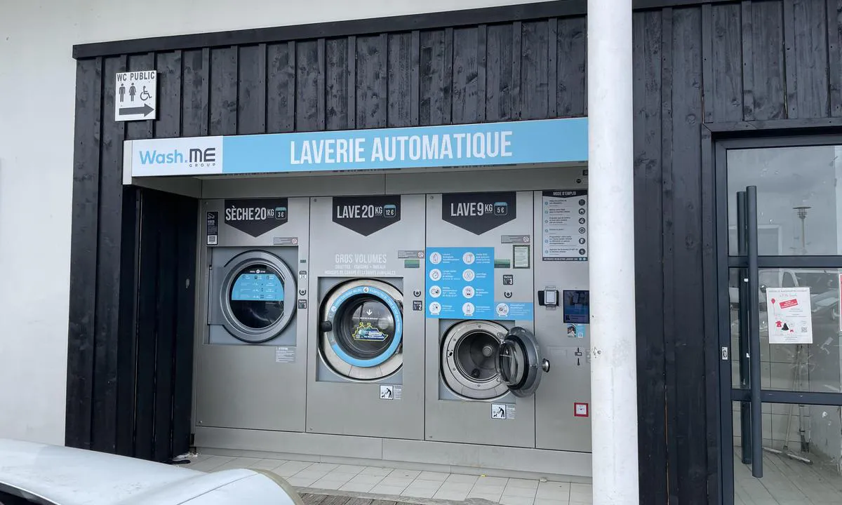 {"base": "no", "no": "Vaskemaskiner inne p\u00e5 havnepromenaden", "se": "Tv\u00e4ttmaskiner inne p\u00e5 hamnpromenaden", "en": "Washing machines inside the harbor promenade", "da": "Vaskemaskiner inde p\u00e5 havnepromenaden", "fr": "Machines \u00e0 laver sur la promenade du port", "de": "Waschmaschinen auf der Hafenpromenade", "es": "Lavadoras dentro del paseo mar\u00edtimo", "it": "Lavatrice sul lungomare", "pt": "M\u00e1quinas de lavar na promenade do porto", "nl": "Wasmachines op de havenpromenade", "pl": "Pralki na promenadzie portowej", "uk": "\u041f\u0440\u0430\u043b\u044c\u043d\u0456 \u043c\u0430\u0448\u0438\u043d\u0438 \u043d\u0430 \u043d\u0430\u0431\u0435\u0440\u0435\u0436\u043d\u0456\u0439", "ro": "Ma\u0219ini de sp\u0103lat pe promenada portului", "tr": "Y\u0131kama makineleri liman gezinti yolunda", "el": "\u03a0\u03bb\u03c5\u03bd\u03c4\u03ae\u03c1\u03b9\u03b1 \u03c3\u03c4\u03bf \u03b5\u03c3\u03c9\u03c4\u03b5\u03c1\u03b9\u03ba\u03cc \u03c4\u03b7\u03c2 \u03c0\u03b1\u03c1\u03b1\u03bb\u03b9\u03b1\u03ba\u03ae\u03c2 \u03c0\u03c1\u03bf\u03ba\u03c5\u03bc\u03b1\u03af\u03b1\u03c2", "cs": "Pra\u010dka na p\u0159\u00edstavn\u00ed promen\u00e1d\u011b", "hu": "Mos\u00f3g\u00e9pek a kik\u00f6t\u0151i s\u00e9t\u00e1nyon", "fi": "Pesukoneet satamapromenadilla", "bg": "\u041f\u0435\u0440\u0430\u043b\u043d\u0438 \u043c\u0430\u0448\u0438\u043d\u0438 \u0432 \u043f\u0440\u0438\u0441\u0442\u0430\u043d\u0438\u0449\u043d\u0430\u0442\u0430 \u0430\u043b\u0435\u044f", "sr": "\u0412\u0435\u0448 \u043c\u0430\u0448\u0438\u043d\u0435 \u0443\u043d\u0443\u0442\u0430\u0440 \u0448\u0435\u0442\u0430\u043b\u0438\u0448\u0442\u0430 \u043b\u0443\u043a\u0435", "et": "Pesumasinad jahisadama promenaadil", "lv": "Ve\u013cas mazg\u0101jam\u0101s ma\u0161\u012bnas ostas promen\u0101d\u0113", "lt": "Skalbimo ma\u0161inos prieplaukos promenadoje"}