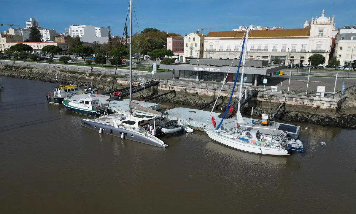 Porto de Recreio da Figueira da Foz: Havnekontoret og drivstoff-fylling.