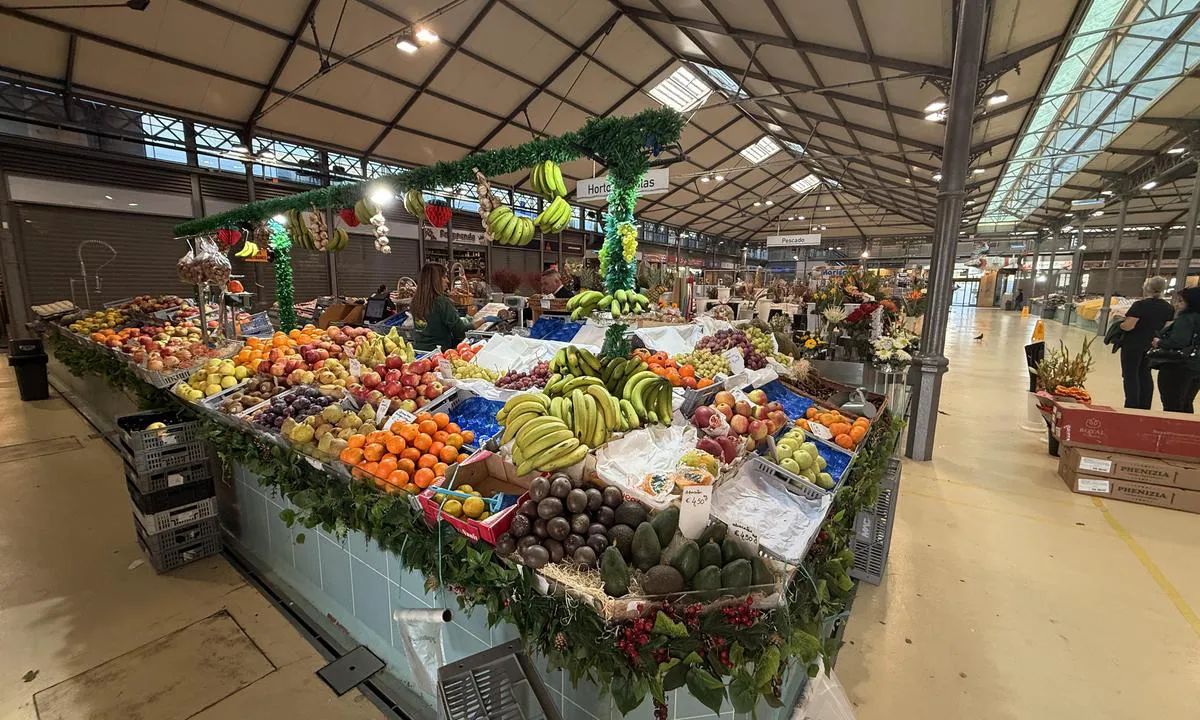 Porto de Recreio da Figueira da Foz: {"base": "da", "no": "Markedshall", "se": "Marknadshallen", "en": "<h1>Beacon Hall</h1>", "da": "Markedshall", "fr": "Halle des March\u00e9s", "de": "Markthalle", "es": "Mercado cubierto", "it": "Sala Mercato", "pt": "Halle de Mercado", "nl": "Markthal", "pl": "Hala targowa", "uk": "\u0417\u0430\u0433\u0430\u043b\u044c\u043d\u0438\u0439 \u0437\u0430\u043b", "ro": "Hala de marca", "tr": "\u0130\u015faretlenmi\u015f hall", "el": "\u0391\u03af\u03b8\u03bf\u03c5\u03c3\u03b1 \u0395\u03bc\u03c0\u03bf\u03c1\u03b5\u03c5\u03bc\u03ac\u03c4\u03c9\u03bd", "cs": "Tr\u017enice", "hu": "Jel\u00f6lth\u00e1z", "fi": "Merituotehalli", "bg": "P\u0430\u0437\u0433\u0440\u0430\u0434\u0435\u043d\u0430 \u0437\u0430\u043b\u0430", "sr": "Tr\u017enica", "et": "Turuhoone", "lv": "Nor\u0101d\u012btais tirgus", "lt": "Pa\u017eym\u0117ta sal\u0117"}