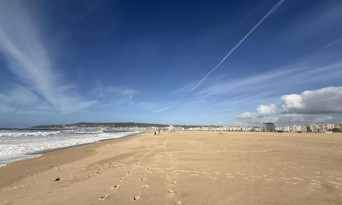 Porto de Recreio da Figueira da Foz: {"base": "no", "no": "Ei enorm strand", "se": "En enorm strand", "en": "An enormous beach", "da": "En enorm strand", "fr": "Une plage \u00e9norme", "de": "Ein enormer Strand", "es": "Una playa enorme", "it": "Una spiaggia enorme", "pt": "Uma enorme praia", "nl": "Een enorme strand", "pl": "Ogromna pla\u017ca", "uk": "\u0412\u0435\u043b\u0438\u0447\u0435\u0437\u043d\u0438\u0439 \u043f\u043b\u044f\u0436", "ro": "O plaj\u0103 enorm\u0103", "tr": "Devasa bir plaj", "el": "\u039c\u03af\u03b1 \u03c4\u03b5\u03c1\u03ac\u03c3\u03c4\u03b9\u03b1 \u03c0\u03b1\u03c1\u03b1\u03bb\u03af\u03b1", "cs": "Obrovsk\u00e1 pl\u00e1\u017e", "hu": "Egy hatalmas strand", "fi": "Ei valtava ranta", "bg": "\u041e\u0433\u0440\u043e\u043c\u0435\u043d \u043f\u043b\u0430\u0436", "sr": "Ogromna pla\u017ea", "et": "Hiiglaslik rand", "lv": "Neiesp\u0113jami liela pludmale", "lt": "Did\u017eiulis papl\u016bdimys"}