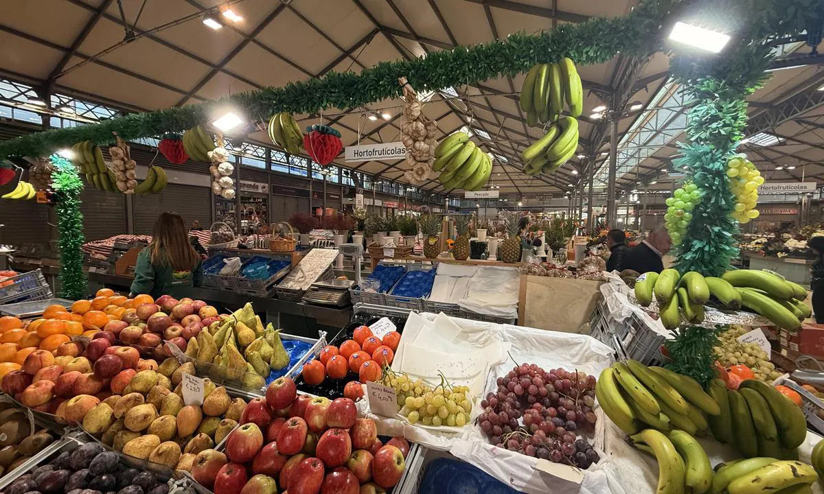 {"base": "no", "no": "Rett over havna ligg markedshallen", "se": "Precis \u00f6ver hamnen ligger marknadshallen", "en": "Directly across the harbor lies the market hall", "da": "Lige over havnen ligger markedsbygningen", "fr": "Juste au-dessus du port se trouve le hall du march\u00e9", "de": "Gleich gegen\u00fcber dem Hafen liegt die Markthalle", "es": "Justo al otro lado del puerto se encuentra el mercado cubierto", "it": "Proprio sopra il porto si trova il mercato coperto", "pt": "Bem em frente ao porto fica o mercado municipal", "nl": "Recht over de haven ligt de markthal", "pl": "Tu\u017c nad portem znajduje si\u0119 hala targowa", "uk": "\u041f\u0440\u044f\u043c\u043e \u043d\u0430\u0434 \u0433\u0430\u0432\u0430\u043d\u043d\u044e \u0437\u043d\u0430\u0445\u043e\u0434\u0438\u0442\u044c\u0441\u044f \u0440\u0438\u043d\u043a\u043e\u0432\u0438\u0439 \u0437\u0430\u043b", "ro": "Chiar peste port se afl\u0103 hala de pia\u021b\u0103", "tr": "Liman\u0131n hemen kar\u015f\u0131s\u0131nda pazar salonu bulunur.", "el": "\u0391\u03ba\u03c1\u03b9\u03b2\u03ce\u03c2 \u03b1\u03c0\u03ad\u03bd\u03b1\u03bd\u03c4\u03b9 \u03b1\u03c0\u03cc \u03c4\u03bf \u03bb\u03b9\u03bc\u03ac\u03bd\u03b9 \u03b2\u03c1\u03af\u03c3\u03ba\u03b5\u03c4\u03b1\u03b9 \u03b7 \u03b1\u03b3\u03bf\u03c1\u03ac", "cs": "Tr\u017ei\u0161t\u011b se nach\u00e1z\u00ed p\u0159\u00edmo p\u0159es p\u0159\u00edstav.", "hu": "K\u00f6zvetlen\u00fcl a kik\u00f6t\u0151 f\u00f6l\u00f6tt tal\u00e1lhat\u00f3 a piac csarnoka.", "fi": "Aivan sataman toisella puolella sijaitsee markkinahalli", "bg": "\u0422\u043e\u0447\u043d\u043e \u043d\u0430\u0434 \u043f\u0440\u0438\u0441\u0442\u0430\u043d\u0438\u0449\u0435\u0442\u043e \u0441\u0435 \u043d\u0430\u043c\u0438\u0440\u0430 \u043f\u0430\u0437\u0430\u0440\u043d\u0430\u0442\u0430 \u0437\u0430\u043b\u0430", "sr": "Ta\u010dno preko luke le\u017ei pijaca", "et": "Otse sadama kohal asub turuhall", "lv": "Tie\u0161i p\u0101ri ostai atrodas tirgus halle", "lt": "Tiesiai u\u017eplauk\u0117 uosto turgus"}