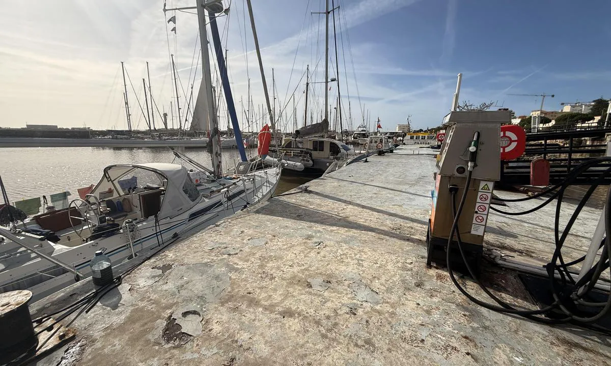 Porto de Recreio da Figueira da Foz: {"base": "no", "no": "Drivstoffylling", "se": "Tankning av br\u00e4nsle", "en": "Refueling", "da": "Br\u00e6ndstofp\u00e5fyldning", "fr": "Remplissage de carburant", "de": "Kraftstoffversorgung", "es": "Suministro de combustible", "it": "Rifornimento di carburante", "pt": "Reabastecimento de combust\u00edvel", "nl": "Brandstofvulling", "pl": "Tankowanie paliwa", "uk": "\u0417\u0430\u043f\u0440\u0430\u0432\u043a\u0430 \u043f\u0430\u043b\u0438\u0432\u043e\u043c", "ro": "Realimentare cu combustibil", "tr": "Yak\u0131t doldurma", "el": "\u0391\u03bd\u03b5\u03c6\u03bf\u03b4\u03b9\u03b1\u03c3\u03bc\u03cc\u03c2 \u03ba\u03b1\u03c5\u03c3\u03af\u03bc\u03c9\u03bd", "cs": "Tankov\u00e1n\u00ed paliva", "hu": "T\u00fczel\u0151anyag felt\u00f6lt\u00e9s", "fi": "Polttoaineen t\u00e4ytt\u00f6", "bg": "\u0417\u0430\u0440\u0435\u0436\u0434\u0430\u043d\u0435 \u0441 \u0433\u043e\u0440\u0438\u0432\u043e", "sr": "Pranje goriva", "et": "K\u00fctuse tankimine", "lv": "Degvielas uzpild\u012b\u0161ana", "lt": "Degal\u0173 papildymas"}