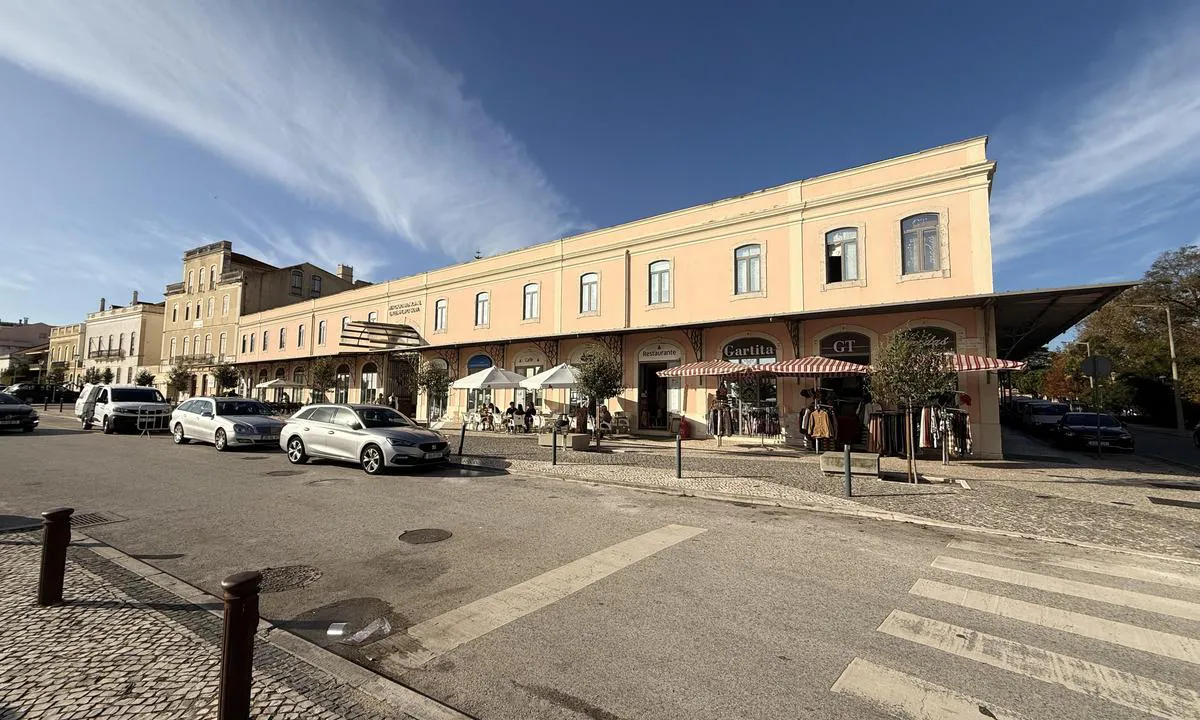 Porto de Recreio da Figueira da Foz: {"base": "da", "no": "Markedshall", "se": "Torg", "en": "Market hall", "da": "Markedshall", "fr": "Halle aux poissons", "de": "Markthalle", "es": "Muelle de Mercado", "it": "Mercato coperto", "pt": "Sala de mercado", "nl": "Markthal", "pl": "Hala targowa", "uk": "\u0420\u0438\u0431\u043d\u0438\u0439 \u0440\u0438\u043d\u043e\u043a", "ro": "Sala de marcaje", "tr": "Pazar Salonu", "el": "\u0391\u03af\u03b8\u03bf\u03c5\u03c3\u03b1 \u03c4\u03c9\u03bd \u03b5\u03bc\u03c0\u03bf\u03c1\u03b5\u03c5\u03bc\u03ac\u03c4\u03c9\u03bd", "cs": "Hala s tr\u017enic\u00ed", "hu": "Jel\u00f6lt csarnok", "fi": "Merkkisali", "bg": "\u0420\u0438\u0431\u0430\u0440\u0441\u043a\u0438 \u0445\u0430\u043b\u0438", "sr": "\u041c\u0430\u0440\u043a\u0435\u0442\u0441\u0445\u0430\u043b", "et": "T\u00e4histatud hall", "lv": "Uz\u0146\u0113muma z\u0101le", "lt": "Pa\ufffdym\ufffdtas paviljonas"}