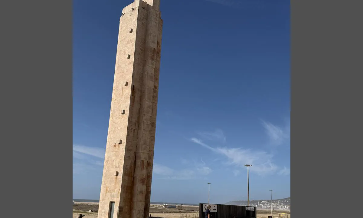 Porto de Recreio da Figueira da Foz: {"base": "no", "no": "Klokket\u00e5rn p\u00e5 stranda", "se": "Klocktorn p\u00e5 stranden", "en": "Clock tower on the beach", "da": "Klokket\u00e5rn p\u00e5 stranden", "fr": "Tour de l'horloge sur la plage", "de": "Uhrturm am Strand", "es": "Torre del reloj en la playa", "it": "Torre dell'orologio sulla spiaggia", "pt": "Torre do rel\u00f3gio na praia", "nl": "Klokkentoren op het strand", "pl": "Wie\u017ca zegarowa na pla\u017cy", "uk": "\u0413\u043e\u0434\u0438\u043d\u043d\u0438\u043a\u043e\u0432\u0430 \u0432\u0435\u0436\u0430 \u043d\u0430 \u043f\u043b\u044f\u0436\u0456", "ro": "Turn cu ceas pe plaj\u0103", "tr": "Kumsalda \u00e7an kulesi", "el": "\u03a0\u03cd\u03c1\u03b3\u03bf\u03c2 \u03a1\u03bf\u03bb\u03bf\u03b3\u03b9\u03bf\u03cd \u03c3\u03c4\u03b7\u03bd \u03c0\u03b1\u03c1\u03b1\u03bb\u03af\u03b1", "cs": "Hodinov\u00e1 v\u011b\u017e na pl\u00e1\u017ei", "hu": "\u00d3ratorony a strandon", "fi": "Kellotorni rannalla", "bg": "\u041a\u0443\u043b\u0430\u0442\u0430 \u0441 \u0447\u0430\u0441\u043e\u0432\u043d\u0438\u043a \u043d\u0430 \u043f\u043b\u0430\u0436\u0430", "sr": "\u0421\u0430\u0442 \u0442\u043e\u0440\u0430\u045a \u043d\u0430 \u043f\u043b\u0430\u0436\u0438", "et": "Kellatorn rannal", "lv": "Pulkste\u0146tornis pludmal\u0113", "lt": "Laikrod\u017eio bok\u0161tas papl\u016bdimyje"}