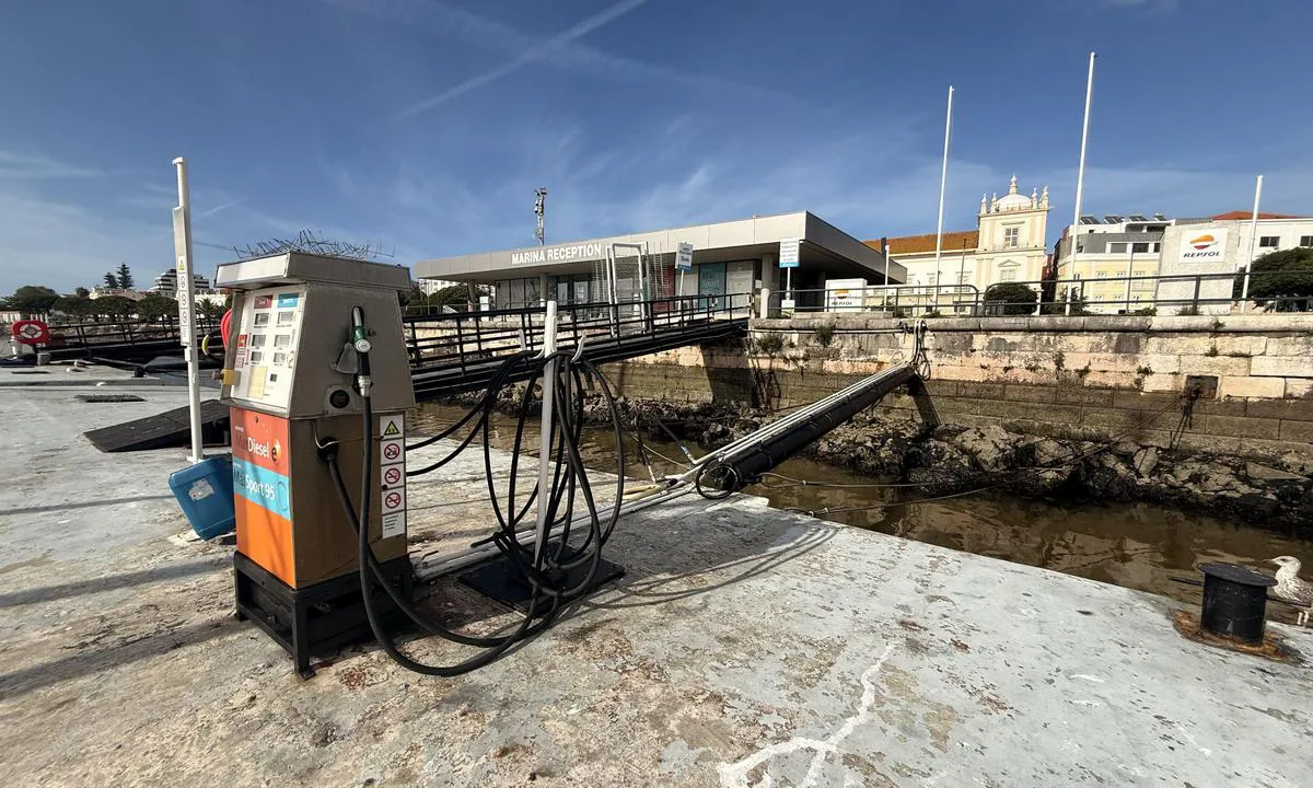 Porto de Recreio da Figueira da Foz: {"base": "no", "no": "Drivstoffylling", "se": "Br\u00e4nslep\u00e5fyllning", "en": "Refueling", "da": "Br\u00e6ndstofp\u00e5fyldning", "fr": "Remplissage de carburant", "de": "Treibstoffversorgung", "es": "Relleno de combustible", "it": "Rifornimento carburante", "pt": "Abastecimento de combust\u00edvel", "nl": "Brandstofvulling", "pl": "Nape\u0142nianie paliwa", "uk": "\u0417\u0430\u043f\u0440\u0430\u0432\u043a\u0430 \u043f\u0430\u043b\u0438\u0432\u0430", "ro": "Umplerea cu combustibil", "tr": "Yak\u0131t doldurma", "el": "\u0391\u03bd\u03b5\u03c6\u03bf\u03b4\u03b9\u03b1\u03c3\u03bc\u03cc\u03c2 \u03ba\u03b1\u03c5\u03c3\u03af\u03bc\u03c9\u03bd", "cs": "Tankov\u00e1n\u00ed paliva", "hu": "\u00dczemanyagt\u00f6lt\u00e9s", "fi": "Polttoaineen t\u00e4ytt\u00f6", "bg": "\u0417\u0430\u0440\u0435\u0436\u0434\u0430\u043d\u0435 \u0441 \u0433\u043e\u0440\u0438\u0432\u043e", "sr": "Punjenje goriva", "et": "K\u00fctuse tankimine", "lv": "Degvielas uzpilde", "lt": "Degal\u0173 pildymas"}