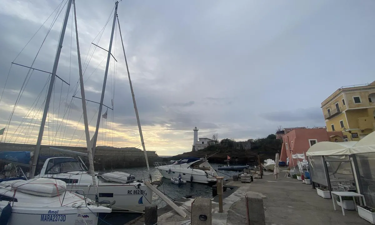 {"base": "en", "no": "Gammel romersk havn sett s\u00f8r", "se": "Gammal romersk hamn som vetter s\u00f6derut", "en": "Old Roman harbour looking south", "da": "Gammel romersk havn med udsigt mod syd", "fr": "Ancien port romain en regardant vers le sud", "de": "Alter r\u00f6mischer Hafen blickend nach S\u00fcden", "es": "Antiguo puerto romano mirando hacia el sur", "it": "Vecchio porto romano guardando a sud", "pt": "Antigo porto romano olhando para o sul", "nl": "Oude Romeinse haven, kijkend naar het zuiden", "pl": "Stary rzymski port z widokiem na po\u0142udnie", "uk": "\u0421\u0442\u0430\u0440\u0438\u0439 \u0440\u0438\u043c\u0441\u044c\u043a\u0438\u0439 \u043f\u043e\u0440\u0442, \u0432\u0438\u0434 \u043d\u0430 \u043f\u0456\u0432\u0434\u0435\u043d\u044c", "ro": "Vechiul port roman privind spre sud", "tr": "Eski Roma liman\u0131 g\u00fcneyi g\u00f6steriyor", "el": "\u03a0\u03b1\u03bb\u03b9\u03ac \u03c1\u03c9\u03bc\u03b1\u03ca\u03ba\u03ae \u03bb\u03b9\u03bc\u03ac\u03bd\u03b9 \u03bc\u03b5 \u03b8\u03ad\u03b1 \u03c0\u03c1\u03bf\u03c2 \u03c4\u03bf \u03bd\u03cc\u03c4\u03bf", "cs": "Star\u00fd \u0159\u00edmsk\u00fd p\u0159\u00edstav p\u0159i pohledu na jih", "hu": "R\u00e9gi r\u00f3mai kik\u00f6t\u0151, d\u00e9li ir\u00e1nyba n\u00e9zve", "fi": "Vanha roomalainen satama etel\u00e4\u00e4n p\u00e4in katsottuna", "bg": "\u0421\u0442\u0430\u0440\u043e \u0440\u0438\u043c\u0441\u043a\u043e \u043f\u0440\u0438\u0441\u0442\u0430\u043d\u0438\u0449\u0435, \u0433\u043b\u0435\u0434\u0430\u0449\u043e \u043d\u0430 \u044e\u0433", "sr": "Stara rimska luka gleda na jug", "et": "Vana Rooma sadam, vaade l\u00f5unasse", "lv": "Vec\u0101 romie\u0161u osta, skatoties uz dienvidiem", "lt": "Senasis rom\u0117n\u0173 uostas, \u017ei\u016brint \u012f pietus"}