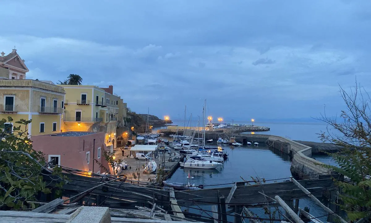 {"base": "en", "no": "Gamle romerske havn, ser nordover", "se": "Gamla romerska hamnen med utsikt norrut", "en": "Old Roman harbour looking north", "da": "Gammel romersk havn set mod nord", "fr": "Ancien port romain vu vers le nord", "de": "Alter r\u00f6mischer Hafen mit Blick nach Norden", "es": "Antiguo puerto romano mirando hacia el norte", "it": "Vecchio porto romano guardando a nord", "pt": "Antigo porto romano olhando para o norte", "nl": "Oude Romeinse haven, kijkend naar het noorden", "pl": "Stary rzymski port z widokiem na p\u00f3\u0142noc", "uk": "\u0421\u0442\u0430\u0440\u0438\u0439 \u0440\u0438\u043c\u0441\u044c\u043a\u0438\u0439 \u043f\u043e\u0440\u0442, \u0432\u0438\u0434 \u043d\u0430 \u043f\u0456\u0432\u043d\u0456\u0447", "ro": "Vechiul port roman privit spre nord", "tr": "Eski Roma liman\u0131na kuzeye bak\u0131\u015f", "el": "\u03a0\u03b1\u03bb\u03b1\u03b9\u03cc \u03a1\u03c9\u03bc\u03b1\u03ca\u03ba\u03cc \u03bb\u03b9\u03bc\u03ac\u03bd\u03b9 \u03bc\u03b5 \u03b8\u03ad\u03b1 \u03c0\u03c1\u03bf\u03c2 \u03c4\u03bf\u03bd \u03b2\u03bf\u03c1\u03c1\u03ac", "cs": "Star\u00fd \u0159\u00edmsk\u00fd p\u0159\u00edstav, pohled na sever", "hu": "R\u00e9gi r\u00f3mai kik\u00f6t\u0151 \u00e9szak fel\u00e9 n\u00e9zve", "fi": "Vanha roomalainen satama pohjoiseen katsottuna", "bg": "\u0421\u0442\u0430\u0440\u043e \u0440\u0438\u043c\u0441\u043a\u043e \u043f\u0440\u0438\u0441\u0442\u0430\u043d\u0438\u0449\u0435 \u0441 \u0438\u0437\u0433\u043b\u0435\u0434 \u043d\u0430 \u0441\u0435\u0432\u0435\u0440", "sr": "Stara rimska luka gledaju\u0107i na sever", "et": "Vana Rooma sadam vaatega p\u00f5hja poole", "lv": "Vec\u0101 romie\u0161u osta, skatoties uz zieme\u013ciem", "lt": "Senasis rom\u0117n\u0173 uostas, \u017evelgiant \u012f \u0161iaur\u0119"}