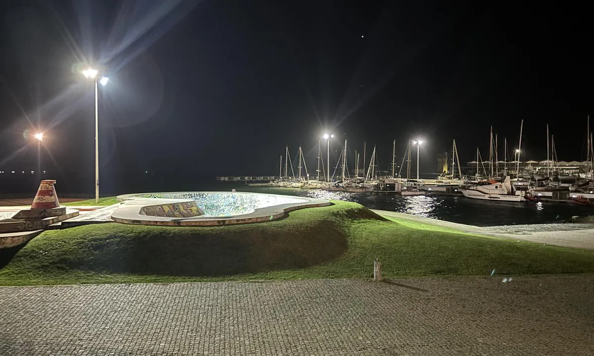 Povoa De Varzim Marina: {"base": "se", "no": "Skatepark ved siden av marinaen", "se": "Skatepark bredvid marinan", "en": "Skate park next to the marina", "da": "Skatepark ved siden af marinaen", "fr": "Skatepark \u00e0 c\u00f4t\u00e9 de la marina", "de": "Skatepark neben dem Jachthafen", "es": "Skatepark al lado de la marina", "it": "Skatepark accanto al porto turistico", "pt": "Skatepark ao lado da marina", "nl": "Skatepark naast de jachthaven", "pl": "Skatepark obok mariny", "uk": "\u0421\u043a\u0435\u0439\u0442\u043f\u0430\u0440\u043a \u043f\u043e\u0440\u0443\u0447 \u0437 \u043c\u0430\u0440\u0438\u043d\u043e\u0439", "ro": "Skatepark l\u00e2ng\u0103 marin\u0103", "tr": "Marinan\u0131n yan\u0131nda kaykay park\u0131", "el": "\u03a3\u03ba\u03ad\u03b9\u03c4 \u03c0\u03ac\u03c1\u03ba\u03bf \u03b4\u03af\u03c0\u03bb\u03b1 \u03c3\u03c4\u03b7 \u03bc\u03b1\u03c1\u03af\u03bd\u03b1", "cs": "Skatepark vedle mar\u00edny", "hu": "G\u00f6rdeszkapark a kik\u00f6t\u0151 mellett", "fi": "Skeittipuisto vieress\u00e4 satamaa", "bg": "\u0421\u043a\u0435\u0439\u0442\u043f\u0430\u0440\u043a \u0434\u043e \u043f\u0440\u0438\u0441\u0442\u0430\u043d\u0438\u0449\u0435\u0442\u043e", "sr": "Skejtbord park pored marine", "et": "Skatepark sadama k\u00f5rval", "lv": "Skritu\u013cd\u0113\u013cu parks blakus jahtu ostai", "lt": "Riedlen\u010di\u0173 parkas \u0161alia prieplaukos"}
