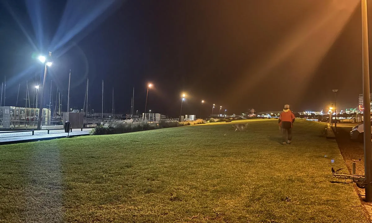 Povoa De Varzim Marina: {"base": "se", "no": "Stor gressplen med sitteblokker rett utenfor marinaen.", "se": "Stor gr\u00e4smatta med sittblock alldeles utanf\u00f6r marinan.", "en": "Large lawn with seating blocks right outside the marina.", "da": "Stor gr\u00e6spl\u00e6ne med siddeblok lige uden for marinaen.", "fr": "Grande pelouse avec des blocs de si\u00e8ges juste \u00e0 l'ext\u00e9rieur de la marina.", "de": "Gro\u00dfe Rasenfl\u00e4che mit Sitzbl\u00f6cken direkt au\u00dferhalb des Jachthafens.", "es": "Amplio c\u00e9sped con bloques para sentarse justo fuera de la marina.", "it": "Ampio prato con blocchi da seduta appena fuori dal porto.", "pt": "Grande gramado com blocos de assento logo fora da marina.", "nl": "Groot grasveld met zitblokken net buiten de jachthaven.", "pl": "Du\u017cy trawnik z miejscami do siedzenia tu\u017c obok mariny.", "uk": "\u0412\u0435\u043b\u0438\u043a\u0438\u0439 \u0433\u0430\u0437\u043e\u043d \u0456\u0437 \u0441\u0438\u0434\u044f\u0447\u0438\u043c\u0438 \u043c\u0456\u0441\u0446\u044f\u043c\u0438 \u043f\u0440\u044f\u043c\u043e \u0431\u0456\u043b\u044f \u043c\u0430\u0440\u0438\u043d\u0438.", "ro": "Peluz\u0103 mare cu blocuri de \u0219edere chiar \u00een afara marinei.", "tr": "Marinan\u0131n hemen d\u0131\u015f\u0131nda b\u00fcy\u00fck bir \u00e7imenlik alan, oturma bloklar\u0131 mevcuttur.", "el": "\u039c\u03b5\u03b3\u03ac\u03bb\u03bf \u03b3\u03ba\u03b1\u03b6\u03cc\u03bd \u03bc\u03b5 \u03bc\u03c0\u03bb\u03bf\u03ba \u03ba\u03b1\u03b8\u03b9\u03c3\u03bc\u03ac\u03c4\u03c9\u03bd \u03b1\u03ba\u03c1\u03b9\u03b2\u03ce\u03c2 \u03ad\u03be\u03c9 \u03b1\u03c0\u03cc \u03c4\u03b7 \u03bc\u03b1\u03c1\u03af\u03bd\u03b1.", "cs": "Velk\u00fd tr\u00e1vn\u00edk se sedac\u00ed bloky hned p\u0159ed marinou.", "hu": "Nagy f\u00fcves ter\u00fclet, \u00fcl\u0151helyekkel k\u00f6zvetlen\u00fcl a kik\u00f6t\u0151 el\u0151tt.", "fi": "Suuri nurmikentt\u00e4 istumapaikkoineen aivan marinan ulkopuolella.", "bg": "\u0413\u043e\u043b\u044f\u043c\u0430 \u0442\u0440\u0435\u0432\u043d\u0430 \u043f\u043b\u043e\u0449 \u0441\u044a\u0441 \u0441\u0435\u0434\u0430\u043b\u043a\u0438 \u0442\u043e\u0447\u043d\u043e \u0438\u0437\u0432\u044a\u043d \u043c\u0430\u0440\u0438\u043d\u0430\u0442\u0430.", "sr": "Veliki travnjak sa klupama za sedenje odmah ispred marine.", "et": "Suur muruala pingiridadega kohe v\u00e4ljaspool sadamat.", "lv": "Liela z\u0101l\u0101ja zona ar s\u0113dviet\u0101m tie\u0161i \u0101rpus jahtu ostas.", "lt": "Didel\u0117 veja su s\u0117dimomis vietomis tiesiai u\u017e prieplaukos."}