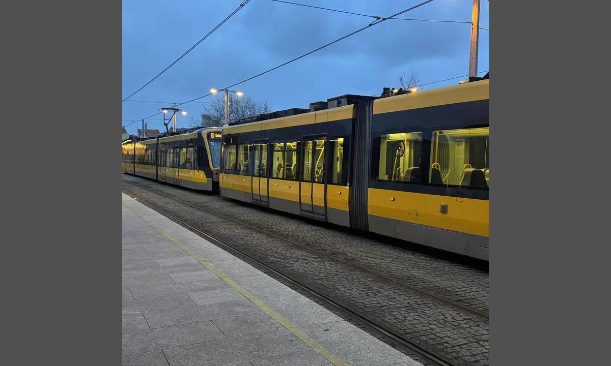 Povoa De Varzim Marina: {"base": "se", "no": "Metro som man kan ta til Porto eller til flyplassen i Porto. Det finnes mange stopp \u00e5 bes\u00f8ke. P\u00f3voa er endestasjon.", "se": "Metron som man kan ta till Porto eller till flygplatsen i Porto. Finns m\u00e5nga stopp att bes\u00f6ka. P\u00f3voa \u00e4r \u00e4ndstation.", "en": "The metro which you can take to Porto or to the airport in Porto. There are many stops to visit. P\u00f3voa is the terminus.", "da": "Metro, som man kan tage til Porto eller til lufthavnen i Porto. Der er mange stop, man kan bes\u00f8ge. P\u00f3voa er endestation.", "fr": "Le m\u00e9tro que l'on peut prendre pour Porto ou pour l'a\u00e9roport de Porto. Il y a de nombreux arr\u00eats \u00e0 visiter. P\u00f3voa est le terminus.", "de": "Die Metro, die man nach Porto oder zum Flughafen in Porto nehmen kann. Es gibt viele Haltepunkte zu besichtigen. P\u00f3voa ist die Endstation.", "es": "El metro que se puede tomar a Oporto o al aeropuerto de Oporto. Hay muchas paradas para visitar. P\u00f3voa es la estaci\u00f3n terminal.", "it": "La metropolitana che si pu\u00f2 prendere per Porto o per l'aeroporto di Porto. Ci sono molte fermate da visitare. P\u00f3voa \u00e8 il capolinea.", "pt": "O metr\u00f4 que voc\u00ea pode pegar para Porto ou para o aeroporto de Porto. H\u00e1 muitas paradas para visitar. P\u00f3voa \u00e9 o terminal.", "nl": "Metron die u naar Porto of naar de luchthaven van Porto kan nemen. Er zijn veel haltes om te bezoeken. P\u00f3voa is het eindstation.", "pl": "Metro, kt\u00f3rym mo\u017cna dotrze\u0107 do Porto lub na lotnisko w Porto. Jest wiele przystank\u00f3w do odwiedzenia. P\u00f3voa jest stacj\u0105 ko\u0144cow\u0105.", "uk": "\u041c\u0435\u0442\u0440\u043e, \u044f\u043a\u0438\u043c \u043c\u043e\u0436\u043d\u0430 \u0434\u043e\u0457\u0445\u0430\u0442\u0438 \u0434\u043e \u041f\u043e\u0440\u0442\u0443 \u0430\u0431\u043e \u0434\u043e \u0430\u0435\u0440\u043e\u043f\u043e\u0440\u0442\u0443 \u0432 \u041f\u043e\u0440\u0442\u0443. \u0404 \u0431\u0430\u0433\u0430\u0442\u043e \u0437\u0443\u043f\u0438\u043d\u043e\u043a \u0434\u043b\u044f \u0432\u0456\u0434\u0432\u0456\u0434\u0443\u0432\u0430\u043d\u043d\u044f. P\u00f3voa - \u043a\u0456\u043d\u0446\u0435\u0432\u0430 \u0441\u0442\u0430\u043d\u0446\u0456\u044f.", "ro": "Metroul pe care \u00eel po\u021bi lua c\u0103tre Porto sau c\u0103tre aeroportul din Porto. Exist\u0103 multe opriri de vizitat. P\u00f3voa este sta\u021bia final\u0103.", "tr": "Metronu Porto'ya veya Porto'daki havaalan\u0131na g\u00f6t\u00fcrebilirsiniz. Ziyaret edilecek bir\u00e7ok durak var. P\u00f3voa son durakt\u0131r.", "el": "\u03a4\u03bf \u03bc\u03b5\u03c4\u03c1\u03cc \u03c0\u03bf\u03c5 \u03bc\u03c0\u03bf\u03c1\u03b5\u03af \u03bd\u03b1 \u03c0\u03ac\u03c1\u03b5\u03b9 \u03ba\u03b1\u03bd\u03b5\u03af\u03c2 \u03b3\u03b9\u03b1 \u03c4\u03bf \u03a0\u03cc\u03c1\u03c4\u03bf \u03ae \u03b3\u03b9\u03b1 \u03c4\u03bf \u03b1\u03b5\u03c1\u03bf\u03b4\u03c1\u03cc\u03bc\u03b9\u03bf \u03c3\u03c4\u03bf \u03a0\u03cc\u03c1\u03c4\u03bf. \u03a5\u03c0\u03ac\u03c1\u03c7\u03bf\u03c5\u03bd \u03c0\u03bf\u03bb\u03bb\u03ad\u03c2 \u03c3\u03c4\u03ac\u03c3\u03b5\u03b9\u03c2 \u03b3\u03b9\u03b1 \u03bd\u03b1 \u03b5\u03c0\u03b9\u03c3\u03ba\u03b5\u03c6\u03b8\u03b5\u03af\u03c4\u03b5. \u0397 \u03a0\u03cc\u03b2\u03bf\u03b1 \u03b5\u03af\u03bd\u03b1\u03b9 \u03bf \u03c4\u03b5\u03bb\u03b9\u03ba\u03cc\u03c2 \u03c3\u03c4\u03b1\u03b8\u03bc\u03cc\u03c2.", "cs": "Metro, kter\u00fdm se m\u016f\u017eete dostat do Porta nebo na leti\u0161t\u011b v Portu. Jsou zde mnoh\u00e9 zast\u00e1vky k n\u00e1v\u0161t\u011bv\u011b. P\u00f3voa je kone\u010dn\u00e1 stanice.", "hu": "A metr\u00f3, amely Port\u00f3ba vagy a port\u00f3i rep\u00fcl\u0151t\u00e9rre visz. Sok meg\u00e1ll\u00f3 van, amiket \u00e9rdemes megl\u00e1togatni. P\u00f3voa a v\u00e9g\u00e1llom\u00e1s.", "fi": "Metro, jolla voi matkustaa Portoon tai Porton lentokent\u00e4lle. On monia pys\u00e4kkej\u00e4, joissa voi vierailla. P\u00f3voa on p\u00e4\u00e4tepys\u00e4kki.", "bg": "\u041c\u0435\u0442\u0440\u043e, \u0441 \u043a\u043e\u0435\u0442\u043e \u043c\u043e\u0436\u0435\u0442\u0435 \u0434\u0430 \u0441\u0442\u0438\u0433\u043d\u0435\u0442\u0435 \u0434\u043e \u041f\u043e\u0440\u0442\u043e \u0438\u043b\u0438 \u0434\u043e \u043b\u0435\u0442\u0438\u0449\u0435\u0442\u043e \u0432 \u041f\u043e\u0440\u0442\u043e. \u0418\u043c\u0430 \u043c\u043d\u043e\u0433\u043e \u0441\u043f\u0438\u0440\u043a\u0438 \u0437\u0430 \u043f\u043e\u0441\u0435\u0449\u0435\u043d\u0438\u0435. P\u00f3voa \u0435 \u043a\u0440\u0430\u0439\u043d\u0430\u0442\u0430 \u0441\u0442\u0430\u043d\u0446\u0438\u044f.", "sr": "\u041c\u0435\u0442\u0440\u043e \u043a\u043e\u0458\u0438\u043c \u043c\u043e\u0436\u0435\u0442\u0435 \u0438\u045b\u0438 \u0434\u043e \u041f\u043e\u0440\u0442\u0430 \u0438\u043b\u0438 \u0434\u043e \u0430\u0435\u0440\u043e\u0434\u0440\u043e\u043c\u0430 \u0443 \u041f\u043e\u0440\u0442\u0443. \u041f\u043e\u0441\u0442\u043e\u0458\u0438 \u043c\u043d\u043e\u0433\u043e \u0441\u0442\u0430\u043d\u0438\u0446\u0430 \u043a\u043e\u0458\u0435 \u043c\u043e\u0436\u0435\u0442\u0435 \u043f\u043e\u0441\u0435\u0442\u0438\u0442\u0438. P\u00f3voa \u0458\u0435 \u043a\u0440\u0430\u0458\u045a\u0430 \u0441\u0442\u0430\u043d\u0438\u0446\u0430.", "et": "Metro, millega saab s\u00f5ita Portosse v\u00f5i Porto lennujaama. Seal on palju peatusi, mida k\u00fclastada. P\u00f3voa on l\u00f5pp-peatus.", "lv": "Metro, ko var pa\u0146emt uz Porto vai uz lidostu Porto. Ir daudz pieturas, ko apmekl\u0113t. P\u00f3voa ir galapunkts.", "lt": "Metro, kuriuo galima pasiekti Port\u0105 arba Porto oro uost\u0105. Yra daug sustojim\u0173, kuriuos verta aplankyti. P\u00f3voa yra galutin\u0117 stotis."}