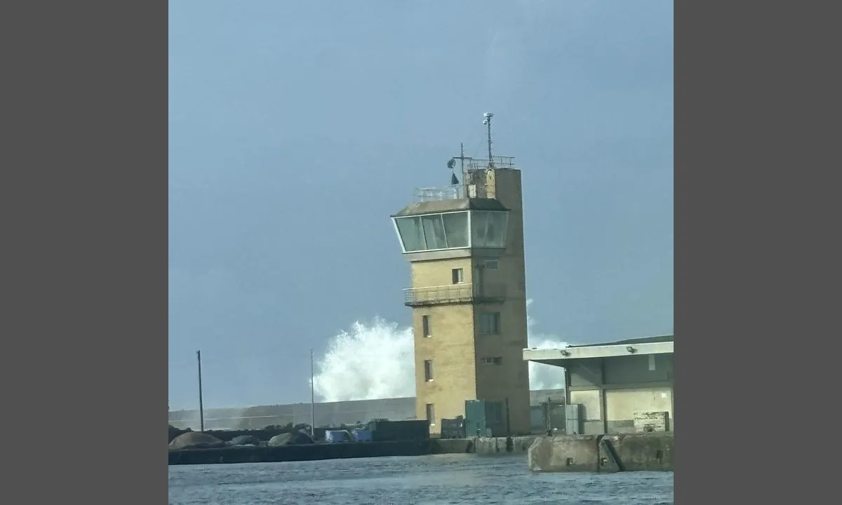 Povoa De Varzim Marina: {"base": "se", "no": "Havnet\u00e5rnet i gjestehavnen som viser om man kan komme inn eller ut av havnen. Det er forbudt \u00e5 komme inn eller ut n\u00e5r de 2 svarte trekantenes spisser peker mot hverandre.", "se": "Hamntornet i g\u00e4stmarinan som visar om man kan komma in eller ut ur hamnen. F\u00f6rbjudet att komma in eller ut n\u00e4r de 2 svarta trianglarnas spetsar pekar mot varandra.", "en": "The harbour tower in the guest marina shows if you can enter or leave the harbour. Entry or exit is prohibited when the two black triangles' tips are pointing towards each other.", "da": "Havnet\u00e5rnet i g\u00e6stemarinaen, som viser, om man kan komme ind eller ud af havnen. Forbudt at komme ind eller ud, n\u00e5r de 2 sorte trekanter peger spidserne mod hinanden.", "fr": "La tour du port dans la marina pour visiteurs qui indique si on peut entrer ou sortir du port. Interdiction d'entrer ou de sortir lorsque les pointes des deux triangles noirs se tournent l'une vers l'autre.", "de": "Der Hafenturm in der G\u00e4stemarina zeigt an, ob man in den Hafen ein- oder ausfahren kann. Ein- oder Ausfahrt verboten, wenn die Spitzen der zwei schwarzen Dreiecke zueinander zeigen.", "es": "La torre del puerto en la marina para visitantes muestra si se puede entrar o salir del puerto. Prohibido entrar o salir cuando las puntas de los 2 tri\u00e1ngulos negros apuntan una hacia la otra.", "it": "La torre del porto nella marina degli ospiti che mostra se si pu\u00f2 entrare o uscire dal porto. \u00c8 vietato entrare o uscire quando le punte dei 2 triangoli neri si rivolgono l'una verso l'altra.", "pt": "A torre do porto na marina de visitantes que indica se \u00e9 poss\u00edvel entrar ou sair do porto. Proibido entrar ou sair quando os 2 pontas dos tri\u00e2ngulos pretos apontam um para o outro.", "nl": "De vuurtoren in de gastjachthaven die aangeeft of men de haven kan binnenkomen of verlaten. Verboden om binnen te komen of te vertrekken wanneer de punten van de 2 zwarte driehoeken naar elkaar wijzen.", "pl": "Wie\u017ca portowa w marinie dla go\u015bci, kt\u00f3ra pokazuje, czy mo\u017cna wp\u0142yn\u0105\u0107 lub wyp\u0142yn\u0105\u0107 z portu. Zabronione jest wp\u0142ywanie lub wyp\u0142ywanie, gdy wierzcho\u0142ki dw\u00f3ch czarnych tr\u00f3jk\u0105t\u00f3w s\u0105 skierowane ku sobie.", "uk": "\u0412\u0435\u0436\u0430 \u043d\u0430 \u043f\u0440\u0438\u0441\u0442\u0430\u043d\u0456 \u0434\u043b\u044f \u0433\u043e\u0441\u0442\u0435\u0439 \u043f\u043e\u043a\u0430\u0437\u0443\u0454 \u0447\u0438 \u043c\u043e\u0436\u043d\u0430 \u0437\u0430\u0439\u0442\u0438 \u0430\u0431\u043e \u0432\u0438\u0439\u0442\u0438 \u0437 \u0433\u0430\u0432\u0430\u043d\u0456. \u0417\u0430\u0431\u043e\u0440\u043e\u043d\u0435\u043d\u043e \u0432\u0445\u043e\u0434\u0438\u0442\u0438 \u0430\u0431\u043e \u0432\u0438\u0445\u043e\u0434\u0438\u0442\u0438, \u043a\u043e\u043b\u0438 \u0432\u0435\u0440\u0448\u0438\u043d\u0438 \u0434\u0432\u043e\u0445 \u0447\u043e\u0440\u043d\u0438\u0445 \u0442\u0440\u0438\u043a\u0443\u0442\u043d\u0438\u043a\u0456\u0432 \u0441\u043f\u0440\u044f\u043c\u043e\u0432\u0430\u043d\u0456 \u043e\u0434\u0438\u043d \u0434\u043e \u043e\u0434\u043d\u043e\u0433\u043e.", "ro": "Turnul portului din marina pentru oaspe\u021bi care indic\u0103 dac\u0103 se poate intra sau ie\u0219i din port. Este interzis s\u0103 intra\u021bi sau s\u0103 ie\u0219i\u021bi atunci c\u00e2nd v\u00e2rfurile celor dou\u0103 triunghiuri negre sunt orientate unul c\u0103tre cel\u0103lalt.", "tr": "Misafir yat liman\u0131ndaki liman kulesi, limana girilip girilemeyece\u011fini veya \u00e7\u0131k\u0131l\u0131p \u00e7\u0131k\u0131lamayaca\u011f\u0131n\u0131 g\u00f6steriyor. \u0130ki siyah \u00fc\u00e7genin u\u00e7lar\u0131 birbirine bakt\u0131\u011f\u0131nda giri\u015f veya \u00e7\u0131k\u0131\u015f yasakt\u0131r.", "el": "\u039f \u03c0\u03cd\u03c1\u03b3\u03bf\u03c2 \u03c4\u03bf\u03c5 \u03bb\u03b9\u03bc\u03b1\u03bd\u03b9\u03bf\u03cd \u03c3\u03c4\u03b7 \u03bc\u03b1\u03c1\u03af\u03bd\u03b1 \u03b5\u03c0\u03b9\u03c3\u03ba\u03b5\u03c0\u03c4\u03ce\u03bd \u03c0\u03bf\u03c5 \u03b4\u03b5\u03af\u03c7\u03bd\u03b5\u03b9 \u03b5\u03ac\u03bd \u03bc\u03c0\u03bf\u03c1\u03b5\u03af \u03ba\u03b1\u03bd\u03b5\u03af\u03c2 \u03bd\u03b1 \u03b5\u03b9\u03c3\u03ad\u03bb\u03b8\u03b5\u03b9 \u03ae \u03bd\u03b1 \u03b5\u03be\u03ad\u03bb\u03b8\u03b5\u03b9 \u03b1\u03c0\u03cc \u03c4\u03bf \u03bb\u03b9\u03bc\u03ac\u03bd\u03b9. \u0391\u03c0\u03b1\u03b3\u03bf\u03c1\u03b5\u03cd\u03b5\u03c4\u03b1\u03b9 \u03b7 \u03b5\u03af\u03c3\u03bf\u03b4\u03bf\u03c2 \u03ae \u03b7 \u03ad\u03be\u03bf\u03b4\u03bf\u03c2 \u03cc\u03c4\u03b1\u03bd \u03bf\u03b9 \u03ba\u03bf\u03c1\u03c5\u03c6\u03ad\u03c2 \u03c4\u03c9\u03bd \u03b4\u03cd\u03bf \u03bc\u03b1\u03cd\u03c1\u03c9\u03bd \u03c4\u03c1\u03b9\u03b3\u03ce\u03bd\u03c9\u03bd \u03b4\u03b5\u03af\u03c7\u03bd\u03bf\u03c5\u03bd \u03b7 \u03bc\u03af\u03b1 \u03c0\u03c1\u03bf\u03c2 \u03c4\u03b7\u03bd \u03ac\u03bb\u03bb\u03b7.", "cs": "P\u0159\u00edstavn\u00ed v\u011b\u017e v p\u0159\u00edstavi\u0161ti pro hosty, kter\u00e1 ukazuje, zda je mo\u017en\u00e9 vstoupit do p\u0159\u00edstavu nebo z n\u011bj vyplout. Vstup a v\u00fdstup jsou zak\u00e1z\u00e1ny, kdy\u017e hroty 2 \u010dern\u00fdch troj\u00faheln\u00edk\u016f sm\u011b\u0159uj\u00ed k sob\u011b.", "hu": "A vend\u00e9gkik\u00f6t\u0151 kik\u00f6t\u0151toronya, amely jelzi, hogy be lehet-e jutni a kik\u00f6t\u0151be vagy ki lehet-e onnan haj\u00f3zni. Tilos bej\u00f6nni vagy kimenni, amikor a k\u00e9t fekete h\u00e1romsz\u00f6g cs\u00facsa egym\u00e1s fel\u00e9 mutat.", "fi": "<p>Vierassataman satamatorni n\u00e4ytt\u00e4\u00e4, voiko satamaan tulla tai sielt\u00e4 l\u00e4hte\u00e4. S\u00e4\u00e4nt\u00f6jen mukaan satamaan on kielletty\u00e4 saapua tai sielt\u00e4 poistua silloin, kun kahden mustan kolmion k\u00e4rjet osoittavat toisiaan kohti.</p>", "bg": "\u041a\u0443\u043b\u0430\u0442\u0430 \u0437\u0430 \u043a\u043e\u043d\u0442\u0440\u043e\u043b \u0432 \u0433\u043e\u0441\u0442\u043e\u043f\u0440\u0438\u0435\u043c\u043d\u0438\u044f \u043f\u0440\u0438\u0441\u0442\u0430\u043d, \u043a\u043e\u044f\u0442\u043e \u043f\u043e\u043a\u0430\u0437\u0432\u0430 \u0434\u0430\u043b\u0438 \u043c\u043e\u0436\u0435 \u0434\u0430 \u0441\u0435 \u0432\u043b\u0435\u0437\u0435 \u0438\u043b\u0438 \u0438\u0437\u043b\u0435\u0437\u0435 \u043e\u0442 \u043f\u0440\u0438\u0441\u0442\u0430\u043d\u0438\u0449\u0435\u0442\u043e. \u0417\u0430\u0431\u0440\u0430\u043d\u0435\u043d\u043e \u0435 \u0432\u043b\u0438\u0437\u0430\u043d\u0435\u0442\u043e \u0438\u043b\u0438 \u0438\u0437\u043b\u0438\u0437\u0430\u043d\u0435\u0442\u043e, \u043a\u043e\u0433\u0430\u0442\u043e \u0432\u044a\u0440\u0445\u043e\u0432\u0435\u0442\u0435 \u043d\u0430 \u0434\u0432\u0430\u0442\u0430 \u0447\u0435\u0440\u043d\u0438 \u0442\u0440\u0438\u044a\u0433\u044a\u043b\u043d\u0438\u043a\u0430 \u0441\u043e\u0447\u0430\u0442 \u0435\u0434\u0438\u043d \u043a\u044a\u043c \u0434\u0440\u0443\u0433.", "sr": "Lu\u010dki toranj u marini za goste koji pokazuje da li se mo\u017ee u\u0107i ili iza\u0107i iz luke. Zabranjeno je ulaziti ili izlaziti kada vrhovi dva crna trougla pokazuju jedan prema drugom.", "et": "K\u00fclastajasadama sadamatorn, mis n\u00e4itab, kas sadamasse tohib siseneda v\u00f5i sealt v\u00e4ljuda. Sadamasse sisenemine v\u00f5i sealt v\u00e4ljumine on keelatud, kui kaks musta kolmnurka suunavad tipud \u00fcksteise poole.", "lv": "Ostas tornis viesu piest\u0101tn\u0113, kas nor\u0101da, vai var ien\u0101kt vai iziet no ostas. Aizliegts ien\u0101kt vai iziet, kad 2 melno tr\u012bsst\u016bru smailes ir v\u0113rstas viena pret otru.", "lt": "Uosto bok\u0161tas sve\u010di\u0173 prieplaukoje, rodantis, ar galima \u012fplaukti \u012f uost\u0105, ar i\u0161 jo i\u0161plaukti. Draud\u017eiama \u012fplaukti ar i\u0161plaukti, kai dviej\u0173 juod\u0173 trikampi\u0173 vir\u0161\u016bn\u0117s yra nukreiptos viena \u012f kit\u0105."}