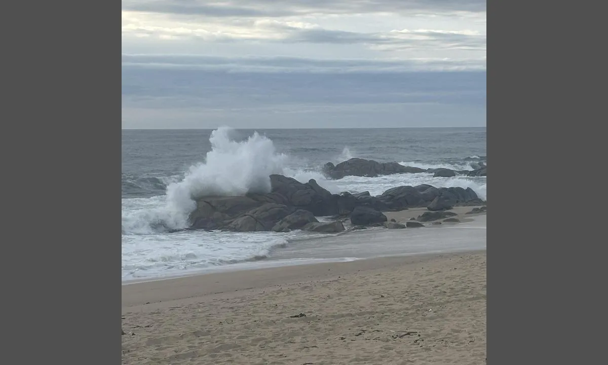 Povoa De Varzim Marina: {"base": "se", "no": "B\u00f8lger p\u00e5 den store stranden i P\u00f3voa", "se": "V\u00e5gor p\u00e5 stora stranden i P\u00f3voa", "en": "Waves on the large beach in P\u00f3voa", "da": "B\u00f8lger p\u00e5 den store strand i P\u00f3voa", "fr": "Vagues sur la grande plage de P\u00f3voa", "de": "Wellen am gro\u00dfen Strand in P\u00f3voa", "es": "Olas en la gran playa de P\u00f3voa", "it": "Onde sulla grande spiaggia di P\u00f3voa", "pt": "Ondas na grande praia em P\u00f3voa", "nl": "Golven op het grote strand in P\u00f3voa", "pl": "Fale na du\u017cej pla\u017cy w P\u00f3voa", "uk": "\u0425\u0432\u0438\u043b\u0456 \u043d\u0430 \u0432\u0435\u043b\u0438\u043a\u043e\u043c\u0443 \u043f\u043b\u044f\u0436\u0456 \u0432 \u041f\u043e\u0432\u0443\u0430", "ro": "Valuri pe plaja mare din P\u00f3voa", "tr": "P\u00f3voa'daki b\u00fcy\u00fck sahilde dalgalar", "el": "\u039a\u03cd\u03bc\u03b1\u03c4\u03b1 \u03c3\u03c4\u03b7\u03bd \u03bc\u03b5\u03b3\u03ac\u03bb\u03b7 \u03c0\u03b1\u03c1\u03b1\u03bb\u03af\u03b1 \u03c4\u03b7\u03c2 \u03a0\u03cc\u03b2\u03bf\u03b1", "cs": "Vlny na velk\u00e9 pl\u00e1\u017ei v P\u00f3voa", "hu": "Hull\u00e1mok a nagy strandon P\u00f3vo\u00e1ban", "fi": "Aallot P\u00f3voan suurella rannalla", "bg": "\u0412\u044a\u043b\u043d\u0438 \u043d\u0430 \u0433\u043e\u043b\u0435\u043c\u0438\u044f \u043f\u043b\u0430\u0436 \u0432 \u041f\u00f3\u0432\u043e\u044f", "sr": "Talasi na velikoj pla\u017ei u P\u00f3voa", "et": "Lained P\u00f3voa suures rannas", "lv": "Vi\u013c\u0146i lielaj\u0101 pludmal\u0113 P\u00f3voa", "lt": "Bangos prie did\u017eiojo P\u00f3voa papl\u016bdimio"}