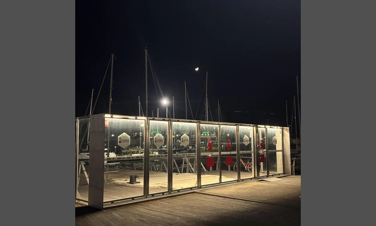 Povoa De Varzim Marina: {"base": "se", "no": "Inngang til en av de 3 pongtongene i gjestehavnen", "se": "Entr\u00e9 till en av de 3 pontonerna i g\u00e4sthamnen", "en": "Entrance to one of the 3 pontoons in the guest harbor", "da": "Entr\u00e9 til en af de 3 pontoner i g\u00e6stehavnen", "fr": "Entr\u00e9e d'un des 3 pontons dans le port de plaisance", "de": "Einfahrt zu einem der 3 Pontons im G\u00e4stehafen", "es": "Entrada a uno de los 3 pantalanes del puerto de invitados", "it": "Ingresso a uno dei 3 pontili del porto turistico", "pt": "Entrada para um dos 3 pont\u00f5es na marina para visitantes", "nl": "Toegang tot een van de 3 pontons in de gastenhaven", "pl": "Wej\u015bcie do jednego z 3 p\u0142ywaj\u0105cych pomost\u00f3w w przystani dla go\u015bci", "uk": "\u0412\u0445\u0456\u0434 \u0434\u043e \u043e\u0434\u043d\u043e\u0433\u043e \u0437 3 \u043f\u043e\u043d\u0442\u043e\u043d\u0456\u0432 \u0443 \u0433\u043e\u0441\u0442\u044c\u043e\u0432\u0456\u0439 \u0433\u0430\u0432\u0430\u043d\u0456", "ro": "Intrare la unul dintre cele 3 pontoane din portul pentru oaspe\u021bi", "tr": "Misafir liman\u0131ndaki 3 pontondan birine giri\u015f", "el": "\u0395\u03af\u03c3\u03bf\u03b4\u03bf\u03c2 \u03c3\u03b5 \u03bc\u03b9\u03b1 \u03b1\u03c0\u03cc \u03c4\u03b9\u03c2 3 \u03c0\u03bb\u03c9\u03c4\u03ad\u03c2 \u03b1\u03c0\u03bf\u03b2\u03ac\u03b8\u03c1\u03b5\u03c2 \u03c3\u03c4\u03bf \u03bb\u03b9\u03bc\u03ac\u03bd\u03b9 \u03b5\u03c0\u03b9\u03c3\u03ba\u03b5\u03c0\u03c4\u03ce\u03bd", "cs": "Vstup k jednomu ze 3 ponton\u016f v p\u0159\u00edstavu pro hosty", "hu": "Bel\u00e9p\u00e9s a vend\u00e9gkik\u00f6t\u0151 h\u00e1rom pontonj\u00e1nak egyik\u00e9hez", "fi": "Sis\u00e4\u00e4nk\u00e4ynti yhteen vierassataman kolmesta ponttonista", "bg": "\u0412\u0445\u043e\u0434 \u043a\u044a\u043c \u0435\u0434\u0438\u043d \u043e\u0442 3-\u0442\u0435 \u043f\u043e\u043d\u0442\u043e\u043d\u0430 \u0432 \u0433\u043e\u0441\u0442\u043e\u043f\u0440\u0438\u0435\u043c\u043d\u043e\u0442\u043e \u043f\u0440\u0438\u0441\u0442\u0430\u043d\u0438\u0449\u0435", "sr": "\u0423\u043b\u0430\u0437 \u0434\u043e \u0458\u0435\u0434\u043d\u043e\u0433 \u043e\u0434 3 \u043f\u043e\u043d\u0442\u043e\u043d\u0430 \u0443 \u0433\u043e\u0441\u0442\u0443\u0458\u0443\u045b\u043e\u0458 \u043b\u0443\u0446\u0438", "et": "Sissep\u00e4\u00e4s \u00fchte kolmest k\u00fclalissadama pontoonist", "lv": "Ieeja vienam no 3 pontoniem viesu ost\u0101", "lt": "\u012e\u0117jimas \u012f vien\u0105 i\u0161 3 ponton\u0173 sve\u010di\u0173 uoste"}