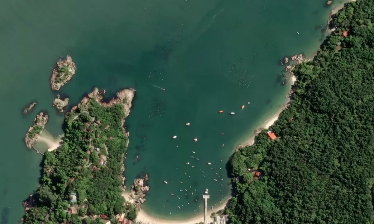 Satelite image of Praia de Ganchos de Fora