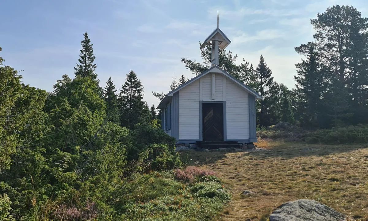 Prästgrundet: {"base": "en", "no": "Kapellet. \u00c5pnet i 1830 og det minste p\u00e5 Norrlandskysten", "se": "Kapellet. \u00d6ppnades 1830 och det minsta p\u00e5 Norrlandskusten", "en": "The chappel. Opened in 1830 and the smallest one on the Norrland coast", "da": "Kapellet. \u00c5bnede i 1830 og er det mindste p\u00e5 Norrlands kyst", "fr": "La chapelle. Ouverte en 1830 et la plus petite de la c\u00f4te du Norrland", "de": "Die Kapelle. Er\u00f6ffnet im Jahr 1830 und die kleinste an der Norrlandk\u00fcste.", "es": "La capilla. Inaugurada en 1830 y la m\u00e1s peque\u00f1a de la costa de Norrland", "it": "La cappella. Aperta nel 1830 e la pi\u00f9 piccola della costa di Norrland", "pt": "A capela. Inaugurada em 1830 e a menor da costa de Norrland", "nl": "De kapel. Geopend in 1830 en de kleinste aan de Norrland kust", "pl": "Kaplica. Otwarta w 1830 roku i najmniejsza na wybrze\u017cu Norrland", "uk": "\u041a\u0430\u043f\u043b\u0438\u0446\u044f. \u0412\u0456\u0434\u043a\u0440\u0438\u0442\u0430 \u0432 1830 \u0440\u043e\u0446\u0456 \u0456 \u0454 \u043d\u0430\u0439\u043c\u0435\u043d\u0448\u043e\u044e \u043d\u0430 \u0443\u0437\u0431\u0435\u0440\u0435\u0436\u0436\u0456 \u041d\u043e\u0440\u0440\u043b\u0430\u043d\u0434", "ro": "Capela. Deschis\u0103 \u00een 1830 \u0219i este cea mai mic\u0103 de pe coasta Norrland", "tr": "\u015eapel. 1830'da a\u00e7\u0131ld\u0131 ve Norrland k\u0131y\u0131s\u0131ndaki en k\u00fc\u00e7\u00fck \u015fapel", "el": "\u03a4\u03bf \u03c0\u03b1\u03c1\u03b5\u03ba\u03ba\u03bb\u03ae\u03c3\u03b9. \u0386\u03bd\u03bf\u03b9\u03be\u03b5 \u03c4\u03bf 1830 \u03ba\u03b1\u03b9 \u03b5\u03af\u03bd\u03b1\u03b9 \u03c4\u03bf \u03bc\u03b9\u03ba\u03c1\u03cc\u03c4\u03b5\u03c1\u03bf \u03c3\u03c4\u03b7\u03bd \u03b1\u03ba\u03c4\u03ae \u03c4\u03bf\u03c5 Norrland", "cs": "Kaple. Otev\u0159ena v roce 1830 a je nejmen\u0161\u00ed na pob\u0159e\u017e\u00ed Norrlandu", "hu": "A k\u00e1polna. 1830-ban ny\u00edlt meg, \u00e9s ez a legkisebb a Norrland partvid\u00e9k\u00e9n", "fi": "Kappeli. Avattu vuonna 1830 ja pienin Norrlandin rannikolla", "bg": "\u041a\u0430\u043f\u0435\u043b\u0430\u0442\u0430. \u041e\u0442\u0432\u043e\u0440\u0435\u043d\u0430 \u043f\u0440\u0435\u0437 1830 \u0433. \u0438 \u043d\u0430\u0439-\u043c\u0430\u043b\u043a\u0430\u0442\u0430 \u043f\u043e \u043a\u0440\u0430\u0439\u0431\u0440\u0435\u0436\u0438\u0435\u0442\u043e \u043d\u0430 \u041d\u043e\u0440\u043b\u0430\u043d\u0434", "sr": "Kapela. Otvorena 1830. godine i najmanja je na obali Norlanda", "et": "Kabel. Avati aastal 1830 ja on Norrlandi rannikul v\u00e4ikseim", "lv": "Kapela. Atv\u0113rta 1830. gad\u0101 un vismaz\u0101k\u0101 kapela Norrlandes piekrast\u0113", "lt": "Koply\u010dia. Atidaryta 1830 m., ma\u017eiausia \u0160iaur\u0117s \u0160vedijos pakrant\u0117je"}