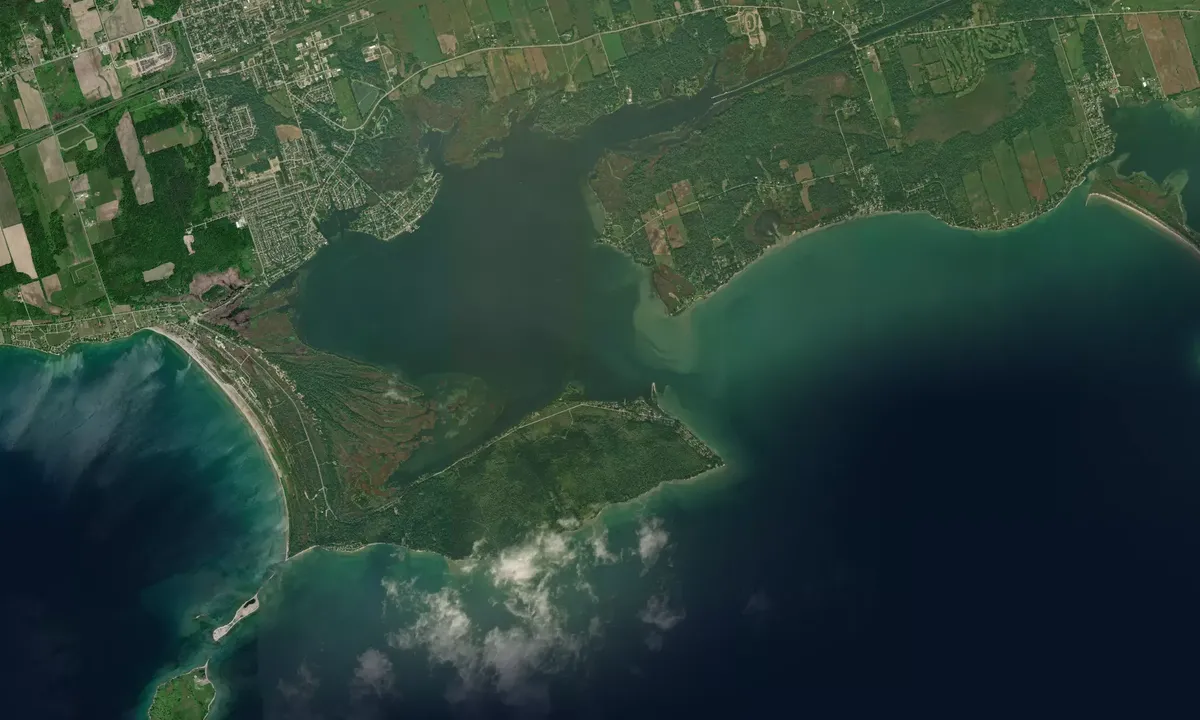 Flyfoto av Presqu'ile Bay