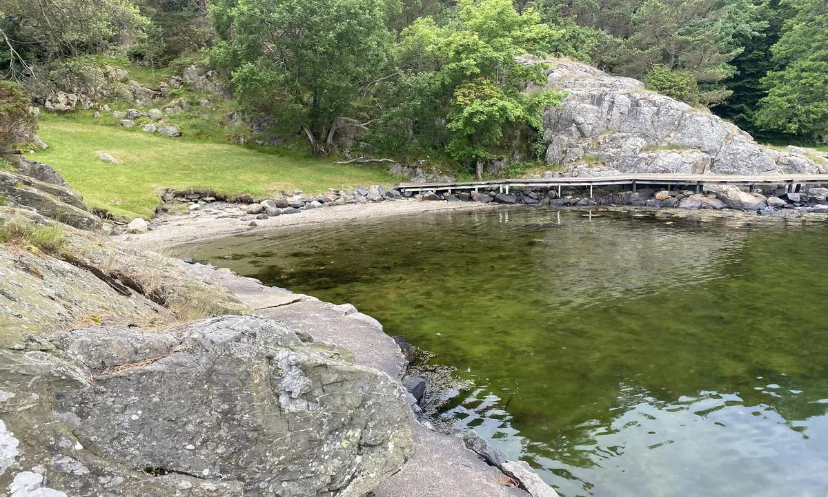 Prestøya - Kristiansand: {"base": "se", "no": "Fin sandstrand", "se": "Fin sandstrand", "en": "Fine sandy beach", "da": "Fin sandstrand", "fr": "Plage de sable fin", "de": "Feiner Sandstrand", "es": "Playa de arena fina", "it": "Spiaggia di sabbia fine", "pt": "Praia de areia fina", "nl": "Fijn zandstrand", "pl": "Pi\u0119kna piaszczysta pla\u017ca", "uk": "\u0413\u0430\u0440\u043d\u0438\u0439 \u043f\u0456\u0449\u0430\u043d\u0438\u0439 \u043f\u043b\u044f\u0436", "ro": "Plaj\u0103 cu nisip fin", "tr": "\u0130nce kumlu plaj", "el": "\u0395\u03be\u03b1\u03b9\u03c1\u03b5\u03c4\u03b9\u03ba\u03ae \u03b1\u03bc\u03bc\u03bf\u03c5\u03b4\u03b9\u03ac", "cs": "Jemn\u00e1 p\u00edse\u010dn\u00e1 pl\u00e1\u017e", "hu": "J\u00f3 homokos strand", "fi": "Hieno hiekkaranta", "bg": "\u0424\u0438\u043d \u043f\u044f\u0441\u044a\u0447\u0435\u043d \u043f\u043b\u0430\u0436", "sr": "Fina pe\u0161\u010dana pla\u017ea", "et": "Peen liivarand", "lv": "Skaista smil\u0161u pludmale", "lt": "Sm\u0117lio papl\u016bdimys"}