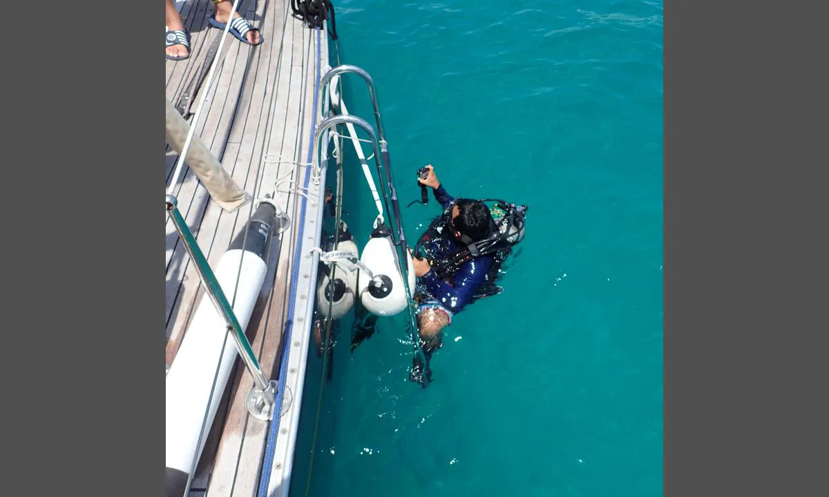 Puerto Ayora: {"base": "no", "no": "Dykker sjekker bunnen for groe og fremmede arter p\u00e5 skroget.", "se": "Dykare kontrollerar botten f\u00f6r bev\u00e4xning och fr\u00e4mmande arter p\u00e5 skrovet.", "en": "Diver checks the bottom for growth and foreign species on the hull.", "da": "Dykker kontrollerer bunden for begroning og fremmede arter p\u00e5 skroget.", "fr": "Le plongeur v\u00e9rifie la coque pour les algues et les esp\u00e8ces \u00e9trang\u00e8res.", "de": "Der Taucher untersucht den Boden auf Bewuchs und fremde Arten am Rumpf.", "es": "Un buzo revisa el fondo del casco en busca de incrustaciones y especies invasoras.", "it": "Il subacqueo controlla il fondo per la crescita e le specie straniere sulla carena.", "pt": "Mergulhador verifica o fundo quanto a crescimento e esp\u00e9cies estrangeiras no casco.", "nl": "Duikers controleren de bodem op aangroei en vreemde soorten op de romp.", "pl": "Nurek sprawdza dno pod k\u0105tem porost\u00f3w i obcych gatunk\u00f3w na kad\u0142ubie.", "uk": "\u0412\u043e\u0434\u043e\u043b\u0430\u0437 \u043f\u0435\u0440\u0435\u0432\u0456\u0440\u044f\u0454 \u0434\u043d\u043e \u043d\u0430 \u043d\u0430\u044f\u0432\u043d\u0456\u0441\u0442\u044c \u043e\u0431\u0440\u043e\u0441\u0442\u0430\u043d\u044c \u0442\u0430 \u0447\u0443\u0436\u043e\u0440\u0456\u0434\u043d\u0438\u0445 \u0432\u0438\u0434\u0456\u0432 \u043d\u0430 \u043a\u043e\u0440\u043f\u0443\u0441\u0456.", "ro": "Scafandru verific\u0103 fundul pentru alge \u0219i specii str\u0103ine pe caren\u0103.", "tr": "Dalg\u0131\u00e7, g\u00f6vde \u00fczerindeki kabuklular ve yabanc\u0131 t\u00fcrler i\u00e7in dipte kontrol yapar.", "el": "\u039f \u03b4\u03cd\u03c4\u03b7\u03c2 \u03b5\u03bb\u03ad\u03b3\u03c7\u03b5\u03b9 \u03c4\u03bf\u03bd \u03c0\u03c5\u03b8\u03bc\u03ad\u03bd\u03b1 \u03b3\u03b9\u03b1 \u03ac\u03bb\u03b3\u03b7 \u03ba\u03b1\u03b9 \u03be\u03ad\u03bd\u03bf\u03c5\u03c2 \u03bf\u03c1\u03b3\u03b1\u03bd\u03b9\u03c3\u03bc\u03bf\u03cd\u03c2 \u03c3\u03c4\u03b7\u03bd \u03ba\u03b1\u03c1\u03af\u03bd\u03b1 \u03c4\u03bf\u03c5 \u03c3\u03ba\u03ac\u03c6\u03bf\u03c5\u03c2.", "cs": "Pot\u00e1p\u011b\u010d kontroluje dno lodi kv\u016fli r\u016fstu a ciz\u00edm druh\u016fm na trupu.", "hu": "B\u00fav\u00e1r ellen\u0151rzi a haj\u00f3 fenek\u00e9t a n\u00f6v\u00e9s \u00e9s idegen fajok miatt.", "fi": "Sukeltaja tarkastaa pohjan kasvuston ja vieraiden lajien varalta rungossa.", "bg": "\u0413\u043c\u0443\u0440\u043a\u0430\u0447 \u043f\u0440\u043e\u0432\u0435\u0440\u044f\u0432\u0430 \u043a\u0438\u043b\u0430 \u0437\u0430 \u043e\u0431\u0440\u0430\u0441\u0442\u0432\u0430\u043d\u0438\u044f \u0438 \u0447\u0443\u0436\u0434\u0438 \u0432\u0438\u0434\u043e\u0432\u0435 \u043f\u043e \u043a\u043e\u0440\u043f\u0443\u0441\u0430.", "sr": "Ronilac proverava dno za rastinje i strane vrste na trupu.", "et": "Sukelduja kontrollib laeva p\u00f5hja, otsides roostet ja v\u00f5\u00f5rliike.", "lv": "Nir\u0113js p\u0101rbauda ku\u0123a apak\u0161u, vai taj\u0101 nav aizaugumu un sve\u0161u sugu.", "lt": "Naras tikrina dugn\u0105 d\u0117l apna\u0161\u0173 ir svetim\u0173 r\u016b\u0161i\u0173 ant korpuso."}