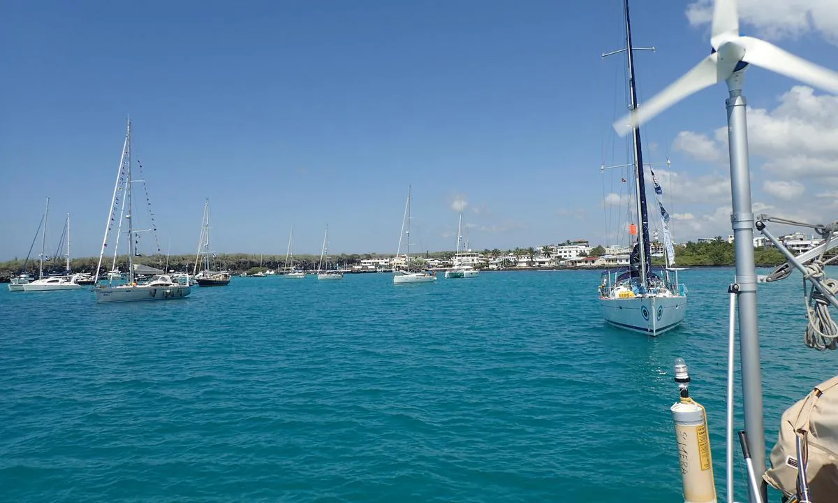 Puerto Ayora: {"base": "no", "no": "Ankerplassen utenfor Santa Cruz.", "se": "Ankarplatsen utanf\u00f6r Santa Cruz.", "en": "The anchorage outside Santa Cruz.", "da": "Ankerpladsen udenfor Santa Cruz.", "fr": "Mouillage en dehors de Santa Cruz.", "de": "Ankerplatz au\u00dferhalb von Santa Cruz.", "es": "El fondeadero fuera de Santa Cruz.", "it": "L'ancoraggio al largo di Santa Cruz.", "pt": "O ancoradouro fora de Santa Cruz.", "nl": "Het ankergebied buiten Santa Cruz.", "pl": "Kotwicowisko na zewn\u0105trz Santa Cruz.", "uk": "\u042f\u043a\u0456\u0440\u043d\u0430 \u0441\u0442\u043e\u044f\u043d\u043a\u0430 \u043f\u0435\u0440\u0435\u0434 \u0421\u0430\u043d\u0442\u0430-\u041a\u0440\u0443\u0441\u043e\u043c.", "ro": "Locul de ancorare din afara Santa Cruz.", "tr": "Santa Cruz d\u0131\u015f\u0131nda demirleme yeri.", "el": "\u039f \u03c7\u03ce\u03c1\u03bf\u03c2 \u03b1\u03b3\u03ba\u03c5\u03c1\u03bf\u03b2\u03bf\u03bb\u03af\u03b1\u03c2 \u03ad\u03be\u03c9 \u03b1\u03c0\u03cc \u03c4\u03b7 \u03a3\u03ac\u03bd\u03c4\u03b1 \u039a\u03c1\u03bf\u03c5\u03b6.", "cs": "Kotvi\u0161t\u011b p\u0159ed Santa Cruz.", "hu": "Horgonyz\u00f3hely Santa Cruz el\u0151tt.", "fi": "Ankkurointipaikka Santa Cruzin ulkopuolella.", "bg": "\u041c\u044f\u0441\u0442\u043e\u0442\u043e \u0437\u0430 \u043a\u043e\u0442\u0432\u0435\u043d\u0435 \u0438\u0437\u0432\u044a\u043d \u0421\u0430\u043d\u0442\u0430 \u041a\u0440\u0443\u0441.", "sr": "Sidri\u0161te ispred Santa Kruza.", "et": "Santa Cruzi reid.", "lv": "Miera vieta pie Santa Krusas.", "lt": "Inkaro vieta u\u017e Santa Cruz."}