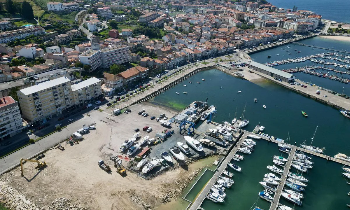 {"base": "no", "no": "Havnekontoret midt i bildet", "se": "Hamnkontoret mitt i bilden", "en": "The harbour office in the middle of the picture", "da": "Havnekontoret midt i billedet", "fr": "Le bureau du port est au centre de l'image", "de": "Das Hafenb\u00fcro in der Mitte des Bildes", "es": "La oficina del puerto en el centro de la imagen", "it": "L'ufficio portuale al centro dell'immagine", "pt": "O escrit\u00f3rio do porto bem no meio da imagem", "nl": "Havenkantoor midden in de foto", "pl": "Biuro portowe w centrum zdj\u0119cia", "uk": "\u0413\u0430\u0432\u0430\u043d\u044c\u043e\u0432\u0430 \u043a\u043e\u043d\u0442\u043e\u0440\u0430 \u0432 \u0446\u0435\u043d\u0442\u0440\u0456 \u0437\u043e\u0431\u0440\u0430\u0436\u0435\u043d\u043d\u044f", "ro": "Biroul portuar \u00een mijlocul imaginii", "tr": "Resim ortas\u0131ndaki liman ofisi", "el": "\u03a4\u03bf \u03bb\u03b9\u03bc\u03b5\u03bd\u03b1\u03c1\u03c7\u03b5\u03af\u03bf \u03c3\u03c4\u03bf \u03ba\u03ad\u03bd\u03c4\u03c1\u03bf \u03c4\u03b7\u03c2 \u03b5\u03b9\u03ba\u03cc\u03bd\u03b1\u03c2", "cs": "P\u0159\u00edstavn\u00ed \u00fa\u0159ad uprost\u0159ed na obr\u00e1zku", "hu": "A kik\u00f6t\u0151i iroda a k\u00e9p k\u00f6zep\u00e9n", "fi": "Satamakonttori keskell\u00e4 kuvaa", "bg": "\u041f\u0440\u0438\u0441\u0442\u0430\u043d\u0438\u0449\u043d\u0430\u0442\u0430 \u0441\u043b\u0443\u0436\u0431\u0430 \u0435 \u0432 \u0446\u0435\u043d\u0442\u044a\u0440\u0430 \u043d\u0430 \u0438\u0437\u043e\u0431\u0440\u0430\u0436\u0435\u043d\u0438\u0435\u0442\u043e", "sr": "\u041b\u0443\u043a\u0430 \u0443\u043f\u0440\u0430\u0432\u0430 \u0458\u0435 \u0443 \u0441\u0440\u0435\u0434\u0438\u043d\u0438 \u0441\u043b\u0438\u043a\u0435", "et": "Sadamakontor keset pilti", "lv": "Ostas birojs att\u0113la vid\u016b", "lt": "Uosto biuras tiesiai nuotraukos viduryje"}