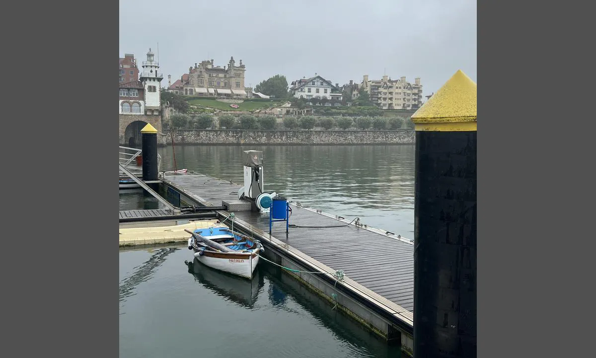 Puerto Deportivo de El Abra-Getxo: {"base": "en", "no": "Bilde tatt fra gjestebryggen mot strandpromenaden og herskapshusene.", "se": "Foto taget fr\u00e5n g\u00e4stbryggan mot havspromenaden och herrg\u00e5rdarna.", "en": "Photo taken from the guest pier towards the sea side promenade and mansions.", "da": "Foto taget fra g\u00e6stepieren mod havnepromenaden og herreg\u00e5rdene.", "fr": "Photo prise depuis la jet\u00e9e pour invit\u00e9s en direction de la promenade c\u00f4t\u00e9 mer et des maisons cossues.", "de": "Foto vom G\u00e4steanleger in Richtung der Meeresseite und Villen aufgenommen.", "es": "Foto tomada desde el muelle de invitados hacia el paseo mar\u00edtimo y las mansiones.", "it": "Foto scattata dal pontile ospiti verso la passeggiata sul lungomare e i palazzi.", "pt": "Foto tirada do cais de convidados em dire\u00e7\u00e3o \u00e0 promenade \u00e0 beira-mar e mans\u00f5es.", "nl": "Foto genomen vanaf de gastensteiger richting de zeepromenade en herenhuizen.", "pl": "Zdj\u0119cie zrobione z przystani dla go\u015bci w kierunku nadmorskiej promenady i rezydencji.", "uk": "\u0424\u043e\u0442\u043e\u0433\u0440\u0430\u0444\u0456\u044f, \u0437\u0440\u043e\u0431\u043b\u0435\u043d\u0430 \u0437 \u0433\u043e\u0441\u0442\u0435\u0432\u043e\u0433\u043e \u043f\u0456\u0440\u0441\u0443 \u0432 \u043d\u0430\u043f\u0440\u044f\u043c\u043a\u0443 \u043f\u0440\u043e\u043c\u0435\u043d\u0430\u0434\u0443 \u0432\u0437\u0434\u043e\u0432\u0436 \u043c\u043e\u0440\u044f \u0442\u0430 \u043c\u0430\u0454\u0442\u043a\u0456\u0432.", "ro": "Fotografie f\u0103cut\u0103 de pe pontonul pentru oaspe\u021bi c\u0103tre promenada de pe litoral \u0219i vile.", "tr": "Foto\u011fraf, misafir iskelesinden deniz kenar\u0131 gezinti yolu ve k\u00f6\u015fkler y\u00f6n\u00fcne do\u011fru \u00e7ekilmi\u015ftir.", "el": "\u03a6\u03c9\u03c4\u03bf\u03b3\u03c1\u03b1\u03c6\u03af\u03b1 \u03c4\u03c1\u03b1\u03b2\u03b7\u03b3\u03bc\u03ad\u03bd\u03b7 \u03b1\u03c0\u03cc \u03c4\u03b7\u03bd \u03b1\u03c0\u03bf\u03b2\u03ac\u03b8\u03c1\u03b1 \u03b5\u03c0\u03b9\u03c3\u03ba\u03b5\u03c0\u03c4\u03ce\u03bd \u03c0\u03c1\u03bf\u03c2 \u03c4\u03b7\u03bd \u03c0\u03b1\u03c1\u03b1\u03bb\u03b9\u03b1\u03ba\u03ae \u03c0\u03b5\u03c1\u03b1\u03c4\u03b6\u03ac\u03b4\u03b1 \u03ba\u03b1\u03b9 \u03c4\u03b1 \u03b1\u03c1\u03c7\u03bf\u03bd\u03c4\u03b9\u03ba\u03ac.", "cs": "Fotografie po\u0159\u00edzen\u00e1 z mola pro hosty sm\u011brem k pob\u0159e\u017en\u00ed promen\u00e1d\u011b a vil\u00e1m.", "hu": "Fot\u00f3 a vend\u00e9gm\u00f3l\u00f3r\u00f3l a tengerparti s\u00e9t\u00e1ny \u00e9s a vill\u00e1k fel\u00e9.", "fi": "Valokuva otettu vieraslaiturilta meripuiston ja kartanoiden suuntaan.", "bg": "\u0421\u043d\u0438\u043c\u043a\u0430, \u043d\u0430\u043f\u0440\u0430\u0432\u0435\u043d\u0430 \u043e\u0442 \u0433\u043e\u0441\u0442\u0443\u0432\u0430\u0449\u0438\u044f \u043a\u0435\u0439 \u043a\u044a\u043c \u043c\u043e\u0440\u0441\u043a\u0430\u0442\u0430 \u0430\u043b\u0435\u044f \u0438 \u0438\u043c\u0435\u043d\u0438\u044f\u0442\u0430.", "sr": "Fotografija snimljena sa pristana za goste prema \u0161etali\u0161tu uz more i vilama.", "et": "Foto v\u00f5etud k\u00fclaliskaist mere\u00e4\u00e4rse promenaadi ja h\u00e4\u00e4rberite suunas.", "lv": "Foto uz\u0146emts no viesu piest\u0101tnes j\u016bras puses promen\u0101des un savrupm\u0101ju virzien\u0101.", "lt": "Nuotrauka padaryta i\u0161 sve\u010di\u0173 prieplaukos j\u016bros promenados ir dvar\u0173 kryptimi."}