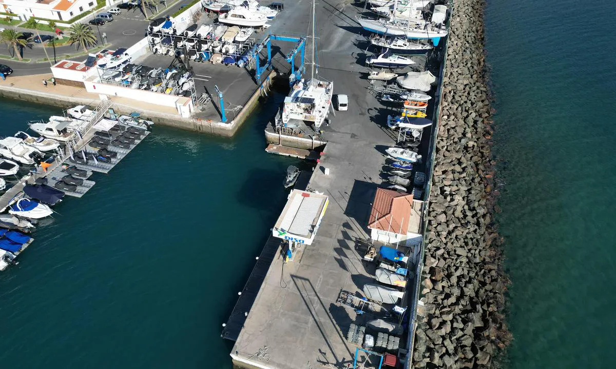 Puerto Deportivo Pasito Blanco: {"base": "no", "no": "Ventekai rett innafor molo, travellift", "se": "V\u00e4ntkaj r\u00e4tt innanf\u00f6r piren, travelift", "en": "Waiting dock just inside the breakwater, travel lift", "da": "Ventekaj lige indenfor molen, travelift", "fr": "Quai d'attente juste \u00e0 l'int\u00e9rieur de la jet\u00e9e, travelift", "de": "Wartekai direkt innerhalb der Mole, Travellift", "es": "Muelle de espera justo dentro del rompeolas, travelift", "it": "Pontile d'attesa subito dentro il molo, travelift", "pt": "Cais de espera logo ap\u00f3s o quebra-mar, travel lift", "nl": "Wachtsteiger direct binnen de pier, botenlift", "pl": "Pirs oczekiwania zaraz za molem, winda do transportu \u0142odzi", "uk": "\u041f\u0440\u0438\u0447\u0430\u043b \u043e\u0447\u0456\u043a\u0443\u0432\u0430\u043d\u043d\u044f \u043f\u0440\u044f\u043c\u043e \u0432\u0441\u0435\u0440\u0435\u0434\u0438\u043d\u0456 \u043c\u043e\u043b\u0443, \u043f\u0456\u0434\u0439\u043e\u043c\u043d\u0438\u043a \u0434\u043b\u044f \u0447\u043e\u0432\u043d\u0456\u0432", "ro": "Chei de a\u0219teptare imediat \u00een interiorul digului, macara de travelift", "tr": "Dalgak\u0131ran\u0131n hemen i\u00e7inde bekleme iskelesi, seyir vinci", "el": "\u03a0\u03c1\u03bf\u03b2\u03bb\u03ae\u03c4\u03b1 \u03b1\u03bd\u03b1\u03bc\u03bf\u03bd\u03ae\u03c2 \u03b1\u03ba\u03c1\u03b9\u03b2\u03ce\u03c2 \u03bc\u03ad\u03c3\u03b1 \u03b1\u03c0\u03cc \u03c4\u03bf\u03bd \u03ba\u03c5\u03bc\u03b1\u03c4\u03bf\u03b8\u03c1\u03b1\u03cd\u03c3\u03c4\u03b7, \u03b3\u03b5\u03c1\u03b1\u03bd\u03cc\u03c2 \u03b1\u03bd\u03cd\u03c8\u03c9\u03c3\u03b7\u03c2 \u03c3\u03ba\u03b1\u03c6\u03ce\u03bd", "cs": "\u010cekac\u00ed molo hned za vlnolamem, travelift", "hu": "V\u00e1r\u00f3kik\u00f6t\u0151 k\u00f6zvetlen\u00fcl a hull\u00e1mt\u00f6r\u0151n bel\u00fcl, travelift", "fi": "Odotuslaituri heti aallonmurtajan sis\u00e4puolella, travellift", "bg": "\u041f\u0440\u0438\u0441\u0442\u0430\u043d \u0437\u0430 \u0438\u0437\u0447\u0430\u043a\u0432\u0430\u043d\u0435 \u043d\u0435\u043f\u043e\u0441\u0440\u0435\u0434\u0441\u0442\u0432\u0435\u043d\u043e \u0432\u044a\u0442\u0440\u0435 \u0432 \u043c\u043e\u043b\u0430, \u043f\u043e\u0434\u0435\u043c\u043d\u0438\u043a \u0437\u0430 \u043b\u043e\u0434\u043a\u0438", "sr": "\u0427\u0435\u043a\u0430\u043e\u043d\u0438\u0446\u0430 \u043e\u0434\u043c\u0430\u0445 \u0443\u043d\u0443\u0442\u0430\u0440 \u043c\u043e\u043b\u0430, \u0442\u0440\u0430\u0432\u0435\u043b\u043b\u0438\u0444\u0442", "et": "Ootekai otse muuli sees, travellift", "lv": "Gaid\u012b\u0161anas piest\u0101tne tie\u0161i aiz molsa, pace\u013camais kr\u0101ns", "lt": "Laukimo prieplauka tiesiai u\u017e molas, keliamasis kranas"}