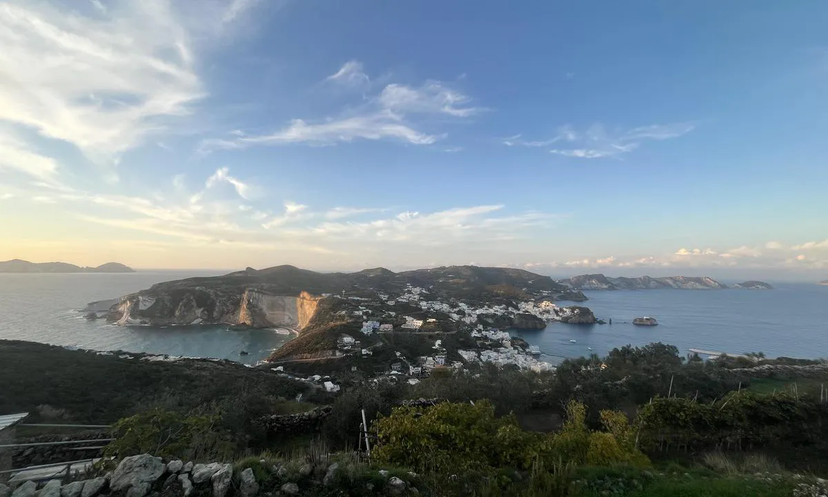 Punta Giancos: {"base": "en", "no": "Ankringsplass til venstre side av bildet.", "se": "Ankringsplats till v\u00e4nster i bilden.", "en": "Anchorage to left side of photo.", "da": "Ankerplads til venstre side af foto.", "fr": "Mouillage \u00e0 gauche de la photo.", "de": "Ankerplatz auf der linken Seite des Fotos.", "es": "Fondeadero a la izquierda de la foto.", "it": "Ancoraggio sul lato sinistro della foto.", "pt": "Ancoradouro no lado esquerdo da foto.", "nl": "Ankerplaats aan de linkerkant van de foto.", "pl": "Kotwicowisko po lewej stronie zdj\u0119cia.", "uk": "\u042f\u043a\u0456\u0440\u043d\u0430 \u0441\u0442\u043e\u044f\u043d\u043a\u0430 \u0437\u043b\u0456\u0432\u0430 \u043d\u0430 \u0444\u043e\u0442\u043e.", "ro": "Ancoraj pe partea st\u00e2ng\u0103 a fotografiei.", "tr": "Foto\u011fraf\u0131n sol taraf\u0131nda demirleme alan\u0131.", "el": "\u0391\u03b3\u03ba\u03c5\u03c1\u03bf\u03b2\u03cc\u03bb\u03b9\u03bf \u03c3\u03c4\u03b7\u03bd \u03b1\u03c1\u03b9\u03c3\u03c4\u03b5\u03c1\u03ae \u03c0\u03bb\u03b5\u03c5\u03c1\u03ac \u03c4\u03b7\u03c2 \u03c6\u03c9\u03c4\u03bf\u03b3\u03c1\u03b1\u03c6\u03af\u03b1\u03c2.", "cs": "Kotvi\u0161t\u011b na lev\u00e9 stran\u011b fotografie.", "hu": "Horgonyz\u00f3hely a k\u00e9p bal oldal\u00e1n.", "fi": "Ankkuripaikka kuvan vasemmalla puolella.", "bg": "\u0417\u0430\u043a\u043e\u0442\u0432\u044f\u043d\u0435 \u0432 \u043b\u044f\u0432\u0430\u0442\u0430 \u0441\u0442\u0440\u0430\u043d\u0430 \u043d\u0430 \u0441\u043d\u0438\u043c\u043a\u0430\u0442\u0430.", "sr": "Sidri\u0161te na levoj strani fotografije.", "et": "Ankrukoht fotol vasakul.", "lv": "Enkura vieta foto kreisaj\u0101 pus\u0113.", "lt": "Inkaraviet\u0117 kair\u0117je nuotraukos pus\u0117je."}