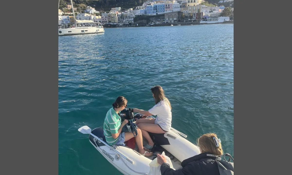 Punta Giancos: {"base": "en", "no": "Ser fra ankringsomr\u00e5det mot byen", "se": "Ser fr\u00e5n ankringsomr\u00e5det mot staden", "en": "Looking from anchorage area towards town", "da": "Ser fra ankeromr\u00e5de mod byen", "fr": "Regardant de la zone d'ancrage vers la ville", "de": "Blick vom Ankerplatz Richtung Stadt", "es": "Vista desde el \u00e1rea de fondeo hacia el pueblo", "it": "Guardando dall'area di ancoraggio verso la citt\u00e0", "pt": "Olhando da \u00e1rea de ancoragem em dire\u00e7\u00e3o \u00e0 cidade", "nl": "Kijkend vanaf het ankergebied richting de stad", "pl": "Patrz\u0105c z obszaru kotwiczenia w kierunku miasta", "uk": "\u0414\u0438\u0432\u043b\u044f\u0447\u0438\u0441\u044c \u0437 \u044f\u043a\u0456\u0440\u043d\u043e\u0457 \u0441\u0442\u043e\u044f\u043d\u043a\u0438 \u0432 \u043d\u0430\u043f\u0440\u044f\u043c\u043a\u0443 \u043c\u0456\u0441\u0442\u0430", "ro": "Privind din zona de ancorare spre ora\u0219", "tr": "Demirleme alan\u0131ndan \u015fehre do\u011fru bak\u0131\u015f", "el": "\u0392\u03bb\u03ad\u03c0\u03bf\u03bd\u03c4\u03b1\u03c2 \u03b1\u03c0\u03cc \u03c4\u03b7\u03bd \u03c0\u03b5\u03c1\u03b9\u03bf\u03c7\u03ae \u03b1\u03b3\u03ba\u03c5\u03c1\u03bf\u03b2\u03cc\u03bb\u03b7\u03c3\u03b7\u03c2 \u03c0\u03c1\u03bf\u03c2 \u03c4\u03b7\u03bd \u03c0\u03cc\u03bb\u03b7", "cs": "Pohled z kotvi\u0161t\u011b sm\u011brem k m\u011bstu", "hu": "Horgonyz\u00f3helyr\u0151l a v\u00e1ros fel\u00e9 n\u00e9zve", "fi": "Katsoen ankkurointialueelta kohti kaupunkia", "bg": "\u0413\u043b\u0435\u0434\u043a\u0430 \u043e\u0442 \u043a\u043e\u0442\u0432\u0435\u043d\u0430\u0442\u0430 \u0437\u043e\u043d\u0430 \u043a\u044a\u043c \u0433\u0440\u0430\u0434\u0430", "sr": "Gledaju\u0107i sa sidri\u0161ta prema gradu", "et": "Vaadates ankruplatsilt linna poole", "lv": "Skatoties no enkura zonas pils\u0113tas virzien\u0101", "lt": "\u017di\u016brint i\u0161 inkaravimo vietos \u012f miest\u0105"}