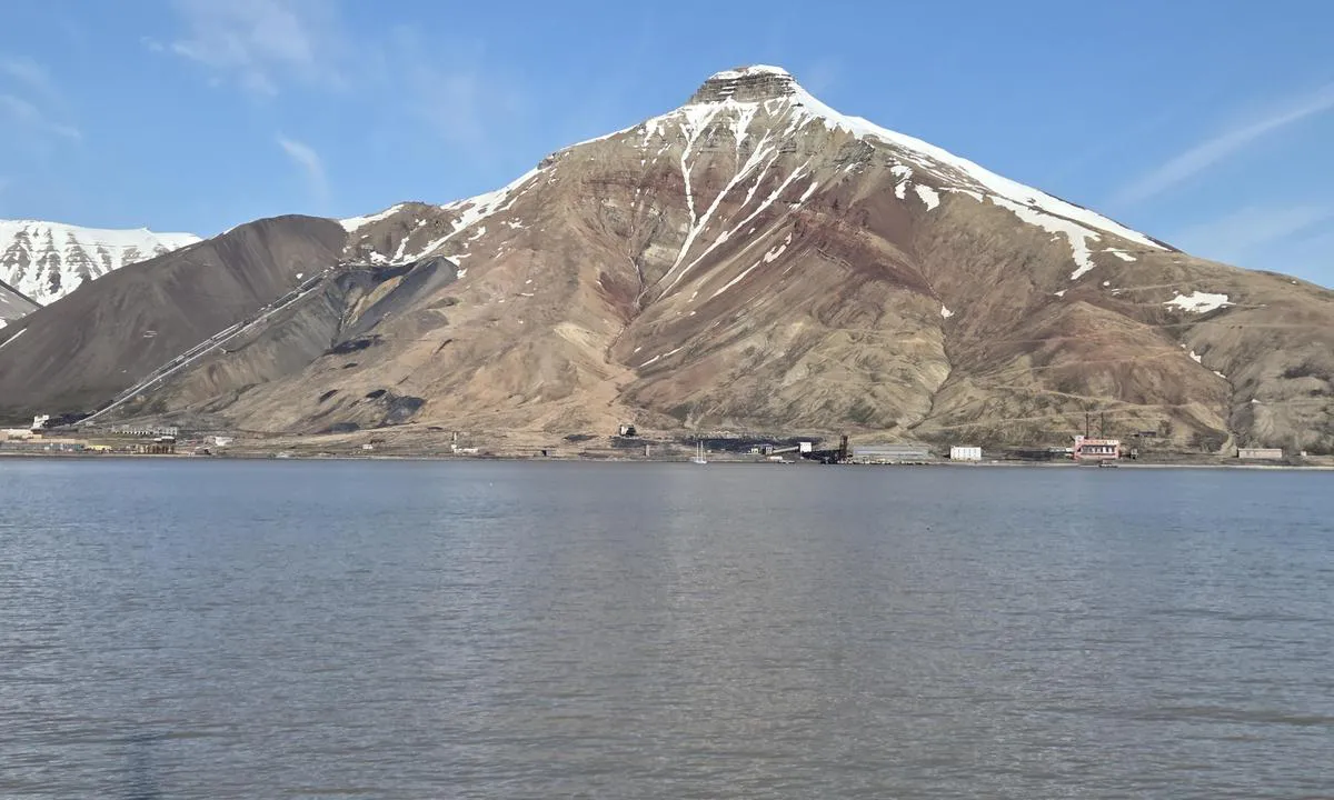 Pyramiden: Mange forfallne bygninger. En stor kai som er delvis ødelagt.