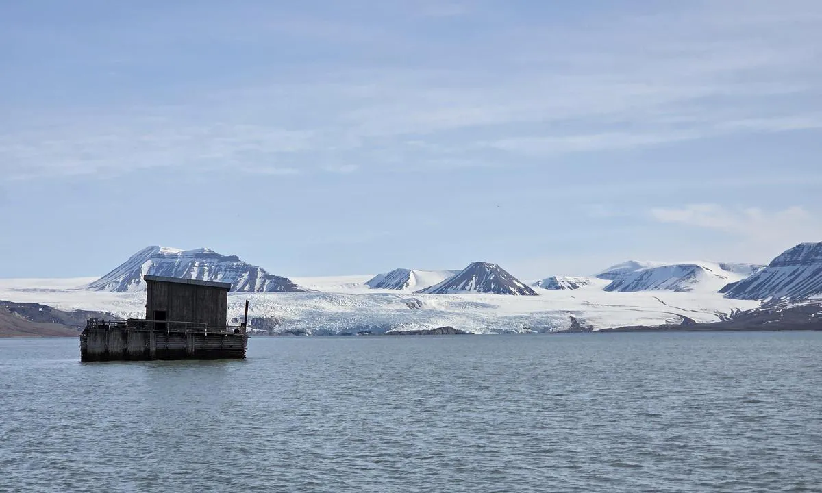 Pyramiden: {"base": "no", "no": "\u00d8stover fra havna.\r\nHelt \u00f8delagt brygge\r\n\u00c5pent.", "se": "\u00d6sterut fr\u00e5n hamnen.<br>Helt f\u00f6rst\u00f6rd brygga<br>\u00d6ppet.", "en": "East of the harbor. Completely destroyed pier. Open.", "da": "\u00d8stover fra havnen. Helt \u00f8delagt brygge \u00c5ben.", "fr": "Vers l'est depuis le port. <br> Quai compl\u00e8tement d\u00e9truit <br> Ouvert.", "de": "\u00d6stlich vom Hafen.<br>V\u00f6llig zerst\u00f6rter Steg.<br>Ge\u00f6ffnet.", "es": "Hacia el este desde el puerto.<br>Embarcadero completamente destruido.<br>Abierto.", "it": "Verso est dal porto. <br> Molo completamente distrutto. <br> Aperto.", "pt": "A leste do porto. <br> Cais completamente destru\u00eddo <br> Aberto.", "nl": "Oostwaarts van de haven.\nVolledig verwoestte pier\nOpen.", "pl": "Na wsch\u00f3d od portu. Ca\u0142kowicie zniszczone molo. Otwarte.", "uk": "\u041d\u0430 \u0441\u0445\u0456\u0434 \u0432\u0456\u0434 \u0433\u0430\u0432\u0430\u043d\u0456.<br>\u041f\u043e\u0432\u043d\u0456\u0441\u0442\u044e \u0437\u0440\u0443\u0439\u043d\u043e\u0432\u0430\u043d\u0438\u0439 \u043f\u0440\u0438\u0447\u0430\u043b<br>\u0412\u0456\u0434\u043a\u0440\u0438\u0442\u043e.", "ro": "La est de port. <br> De pe cheiul complet distrus <br> Deschis.", "tr": "Limandan do\u011fuya do\u011fru.<br>Tamamen hasarl\u0131 iskele<br>A\u00e7\u0131k.", "el": "\u0391\u03bd\u03b1\u03c4\u03bf\u03bb\u03b9\u03ba\u03ac \u03b1\u03c0\u03cc \u03c4\u03bf \u03bb\u03b9\u03bc\u03ac\u03bd\u03b9.<br>\u039f\u03bb\u03bf\u03c3\u03c7\u03b5\u03c1\u03ce\u03c2 \u03ba\u03b1\u03c4\u03b5\u03c3\u03c4\u03c1\u03b1\u03bc\u03bc\u03ad\u03bd\u03b7 \u03b1\u03c0\u03bf\u03b2\u03ac\u03b8\u03c1\u03b1<br>\u0391\u03bd\u03bf\u03b9\u03c7\u03c4\u03cc.", "cs": "Na v\u00fdchod od p\u0159\u00edstavu. Kompletn\u011b zni\u010den\u00e9 molo Otev\u0159eno.", "hu": "Lej\u00e1rat kelet fel\u00e9 a kik\u00f6t\u0151b\u0151l.<br>Teljesen t\u00f6nkrement rakpart<br>Nyitva.", "fi": "Satamasta it\u00e4\u00e4n.\nT\u00e4ysin tuhoutunut laituri\nAvoinna.", "bg": "\u041d\u0430 \u0438\u0437\u0442\u043e\u043a \u043e\u0442 \u043f\u0440\u0438\u0441\u0442\u0430\u043d\u0438\u0449\u0435\u0442\u043e.<br>\u041d\u0430\u043f\u044a\u043b\u043d\u043e \u0440\u0430\u0437\u0440\u0443\u0448\u0435\u043d\u043e \u043f\u0440\u0438\u0441\u0442\u0430\u043d\u0438\u0449\u0435.<br>\u041e\u0442\u0432\u043e\u0440\u0435\u043d\u043e.", "sr": "\u0418\u0441\u0442\u043e\u0447\u043d\u043e \u043e\u0434 \u043b\u0443\u043a\u0435.<br>\u041f\u043e\u0442\u043f\u0443\u043d\u043e \u0443\u043d\u0438\u0448\u0442\u0435\u043d\u043e \u043f\u0440\u0438\u0441\u0442\u0430\u043d\u0438\u0448\u0442\u0435<br>\u041e\u0442\u0432\u043e\u0440\u0435\u043d\u043e.", "et": "Ida pool sadamast. T\u00e4iesti h\u00e4vitatud kai. Avatud.", "lv": "Austrumos no ostas.<br>Gal\u012bgi izn\u012bcin\u0101ts piest\u0101tne.<br>Atv\u0113rts.", "lt": "\u012e rytus nuo uosto. Visi\u0161kai sugriautas prieplauka. Atidaryta."}