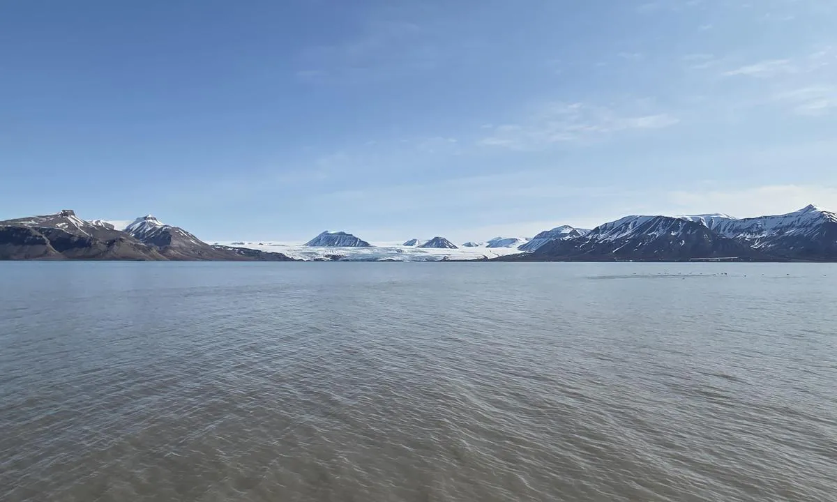 Pyramiden: {"base": "no", "no": "Bilde tatt for kortenden av den store brygga. Langsiden er \u00f8delagt og man vet ikke hva som stikker ut under vannflaten.", "se": "Bild tagen f\u00f6r kort\u00e4ndan av den stora bryggan. L\u00e5ngsidan \u00e4r skadad och man vet inte vad som sticker ut under vattenytan.", "en": "Picture taken from the short end of the large dock. The long side is damaged, and it is unknown what protrudes beneath the water surface.", "da": "Billede taget fra den korte ende af den store brygge. Langsiden er \u00f8delagt, og man ved ikke, hvad der stikker ud under vandoverfladen.", "fr": "Photo prise depuis le bout de la grande jet\u00e9e. Le c\u00f4t\u00e9 long est endommag\u00e9 et on ne sait pas ce qui d\u00e9passe sous la surface de l'eau.", "de": "Bild aufgenommen vom Kopfende des gro\u00dfen Stegs. Die L\u00e4ngsseite ist besch\u00e4digt und man wei\u00df nicht, was unter der Wasseroberfl\u00e4che hervorragt.", "es": "<p>Imagen tomada desde el extremo corto del gran muelle. El lado largo est\u00e1 da\u00f1ado y no se sabe qu\u00e9 sobresale por debajo de la superficie del agua.</p>", "it": "Foto scattata dall'estremit\u00e0 corta del grande molo. Il lato lungo \u00e8 danneggiato e non si sa cosa sporga sotto la superficie dell'acqua.", "pt": "Imagem tirada do final do grande cais. O lado longo est\u00e1 danificado e n\u00e3o se sabe o que est\u00e1 sob a superf\u00edcie da \u00e1gua.", "nl": "Foto genomen bij de korte kant van de grote steiger. De lange zijde is beschadigd en men weet niet wat er onder het wateroppervlak uitsteekt.", "pl": "Zdj\u0119cie zrobione z kr\u00f3tkiego ko\u0144ca du\u017cego nabrze\u017ca. D\u0142ugi bok jest uszkodzony i nie wiadomo, co wystaje spod powierzchni wody.", "uk": "\u0417\u043e\u0431\u0440\u0430\u0436\u0435\u043d\u043d\u044f \u0437\u0440\u043e\u0431\u043b\u0435\u043d\u0435 \u0437 \u043a\u043e\u0440\u043e\u0442\u043a\u043e\u0433\u043e \u043a\u0456\u043d\u0446\u044f \u0432\u0435\u043b\u0438\u043a\u043e\u0433\u043e \u043f\u0440\u0438\u0447\u0430\u043b\u0443. \u0414\u043e\u0432\u0433\u0430 \u0441\u0442\u043e\u0440\u043e\u043d\u0430 \u043f\u043e\u0448\u043a\u043e\u0434\u0436\u0435\u043d\u0430, \u0456 \u043d\u0435\u0432\u0456\u0434\u043e\u043c\u043e, \u0449\u043e \u0432\u0438\u0441\u0442\u0443\u043f\u0430\u0454 \u043f\u0456\u0434 \u0432\u043e\u0434\u043d\u043e\u044e \u043f\u043e\u0432\u0435\u0440\u0445\u043d\u0435\u044e.", "ro": "Imagine preluat\u0103 din fa\u021ba cap\u0103tului marelui ponton. Partea lateral\u0103 este deteriorat\u0103 \u0219i nu se \u0219tie ce iese la suprafa\u021ba apei.", "tr": "B\u00fcy\u00fck iskelenin k\u0131sa ucundan \u00e7ekilmi\u015f resim. Kenar\u0131 hasarl\u0131 ve sualt\u0131nda neyin d\u0131\u015far\u0131 \u00e7\u0131kt\u0131\u011f\u0131 bilinmiyor.", "el": "\u0397 \u03b5\u03b9\u03ba\u03cc\u03bd\u03b1 \u03bb\u03ae\u03c6\u03b8\u03b7\u03ba\u03b5 \u03b1\u03c0\u03cc \u03c4\u03b7\u03bd \u03ba\u03bf\u03bd\u03c4\u03ae \u03c0\u03bb\u03b5\u03c5\u03c1\u03ac \u03c4\u03b7\u03c2 \u03bc\u03b5\u03b3\u03ac\u03bb\u03b7\u03c2 \u03b1\u03c0\u03bf\u03b2\u03ac\u03b8\u03c1\u03b1\u03c2. \u0397 \u03bc\u03b1\u03ba\u03c1\u03b9\u03ac \u03c0\u03bb\u03b5\u03c5\u03c1\u03ac \u03b5\u03af\u03bd\u03b1\u03b9 \u03ba\u03b1\u03c4\u03b5\u03c3\u03c4\u03c1\u03b1\u03bc\u03bc\u03ad\u03bd\u03b7 \u03ba\u03b1\u03b9 \u03b4\u03b5\u03bd \u03b5\u03af\u03bd\u03b1\u03b9 \u03b3\u03bd\u03c9\u03c3\u03c4\u03cc \u03c4\u03b9 \u03c0\u03c1\u03bf\u03b5\u03be\u03ad\u03c7\u03b5\u03b9 \u03ba\u03ac\u03c4\u03c9 \u03b1\u03c0\u03cc \u03c4\u03b7\u03bd \u03b5\u03c0\u03b9\u03c6\u03ac\u03bd\u03b5\u03b9\u03b1 \u03c4\u03bf\u03c5 \u03bd\u03b5\u03c1\u03bf\u03cd.", "cs": "Fotografie byla po\u0159\u00edzena z konce velk\u00e9ho mola. Bo\u010dn\u00ed strana je zni\u010den\u00e1 a nev\u00ed se, co vy\u010dn\u00edv\u00e1 pod hladinou.", "hu": "A k\u00e9p a nagy m\u00f3l\u00f3 r\u00f6vid oldal\u00e1r\u00f3l k\u00e9sz\u00fclt. Az hossz\u00fa oldal s\u00e9r\u00fclt, \u00e9s nem tudni, mi \u00e1ll ki a v\u00edz alatt.", "fi": "Kuva otettu suuren laiturin lyhyelt\u00e4 sivulta. Pitk\u00e4 sivu on vaurioitunut, eik\u00e4 tiedet\u00e4, mit\u00e4 pinnan alla on esill\u00e4.", "bg": "\u0421\u043d\u0438\u043c\u043a\u0430, \u043d\u0430\u043f\u0440\u0430\u0432\u0435\u043d\u0430 \u043e\u0442 \u043a\u044a\u0441\u0430\u0442\u0430 \u0441\u0442\u0440\u0430\u043d\u0430 \u043d\u0430 \u0433\u043e\u043b\u0435\u043c\u0438\u044f \u043a\u0435\u0439. \u0414\u044a\u043b\u0433\u0430\u0442\u0430 \u0441\u0442\u0440\u0430\u043d\u0430 \u0435 \u043f\u043e\u0432\u0440\u0435\u0434\u0435\u043d\u0430 \u0438 \u043d\u0435 \u0441\u0435 \u0437\u043d\u0430\u0435 \u043a\u0430\u043a\u0432\u043e \u0438\u0437\u043f\u044a\u043a\u0432\u0430 \u043f\u043e\u0434 \u0432\u043e\u0434\u043d\u0430\u0442\u0430 \u043f\u043e\u0432\u044a\u0440\u0445\u043d\u043e\u0441\u0442.", "sr": "<p>\u0421\u043b\u0438\u043a\u0430 \u0441\u043d\u0438\u043c\u0459\u0435\u043d\u0430 \u0441\u0430 \u043a\u0440\u0430\u0458\u0430 \u0432\u0435\u043b\u0438\u043a\u0435 \u043f\u0440\u0438\u0441\u0442\u0430\u043d\u0438\u0448\u0442\u0430. \u0411\u043e\u0447\u043d\u0430 \u0441\u0442\u0440\u0430\u043d\u0430 \u0458\u0435 \u043e\u0448\u0442\u0435\u045b\u0435\u043d\u0430 \u0438 \u043d\u0435 \u0437\u043d\u0430 \u0441\u0435 \u0448\u0442\u0430 \u0448\u0442\u0430\u043f\u0438 \u0438\u0441\u043f\u043e\u0434 \u043f\u043e\u0432\u0440\u0448\u0438\u043d\u0435 \u0432\u043e\u0434\u0435.</p>", "et": "Pilt on tehtud suure kai l\u00fchikest otsa. Pika k\u00fclg on rikutud ja ei ole teada, mis ulatub vee all v\u00e4lja.", "lv": "Att\u0113ls uz\u0146emts no liel\u0101s piest\u0101tnes \u012bs\u0101k\u0101 gala. Gar\u0101 s\u0101na mala ir boj\u0101ta, un nav zin\u0101ms, kas izn\u0101k virs \u016bdens virsmas.", "lt": "Nuotrauka daryta did\u017eiojo prieplaukos galo. \u0160onin\u0117 dalis yra sugadinta ir ne\u017einoma, kas i\u0161siki\u0161a po vandens pavir\u0161iumi."}