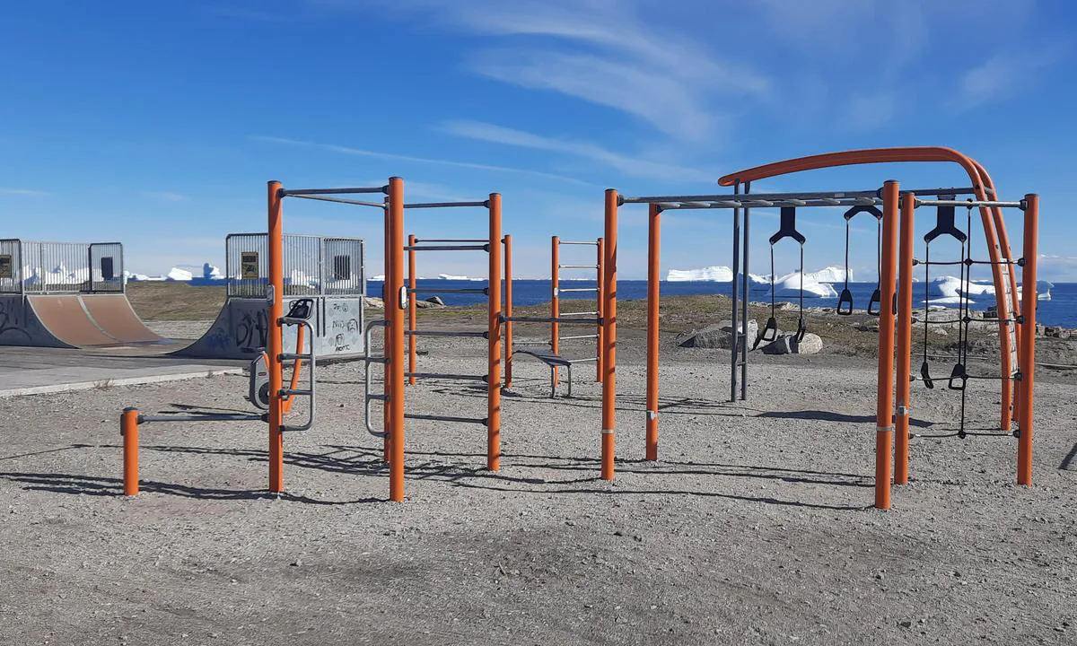 Qeqertarsuaq (Godhavn): {"base": "fr", "no": "Et utmerket sted for en god joggetur og noen \u00f8velser.", "se": "Ett utm\u00e4rkt st\u00e4lle f\u00f6r en bra joggingtur och n\u00e5gra \u00f6vningar.", "en": "An excellent place for a good jog and some exercises.", "da": "Et fremragende sted til en god l\u00f8betur og nogle \u00f8velser.", "fr": "Un excellent endroit pour faire un bon jogging et quelques exercices.", "de": "Ein ausgezeichneter Ort f\u00fcr einen guten Jogginglauf und einige \u00dcbungen.", "es": "Un excelente lugar para hacer un buen jogging y algunos ejercicios.", "it": "Un ottimo posto per fare una buona corsa e alcuni esercizi.", "pt": "Um excelente local para uma boa corrida e alguns exerc\u00edcios.", "nl": "Een uitstekende plek om lekker te joggen en wat oefeningen te doen.", "pl": "Doskona\u0142e miejsce na dobry jogging i kilka \u0107wicze\u0144.", "uk": "\u0427\u0443\u0434\u043e\u0432\u0435 \u043c\u0456\u0441\u0446\u0435 \u0434\u043b\u044f \u0433\u0430\u0440\u043d\u043e\u0433\u043e \u0431\u0456\u0433\u0443 \u0442\u0430 \u043a\u0456\u043b\u044c\u043a\u043e\u0445 \u0432\u043f\u0440\u0430\u0432.", "ro": "Un loc excelent pentru a face un jogging bun \u0219i c\u00e2teva exerci\u021bii.", "tr": "\u0130yi bir ko\u015fu ve birka\u00e7 egzersiz yapmak i\u00e7in m\u00fckemmel bir yer.", "el": "\u0388\u03bd\u03b1 \u03b5\u03be\u03b1\u03b9\u03c1\u03b5\u03c4\u03b9\u03ba\u03cc \u03bc\u03ad\u03c1\u03bf\u03c2 \u03b3\u03b9\u03b1 \u03ba\u03b1\u03bb\u03cc \u03c4\u03c1\u03ad\u03be\u03b9\u03bc\u03bf \u03ba\u03b1\u03b9 \u03bc\u03b5\u03c1\u03b9\u03ba\u03ad\u03c2 \u03b1\u03c3\u03ba\u03ae\u03c3\u03b5\u03b9\u03c2.", "cs": "Vynikaj\u00edc\u00ed m\u00edsto pro dobr\u00fd b\u011bh a n\u011bkolik cvi\u010den\u00ed.", "hu": "Egy kiv\u00e1l\u00f3 hely egy j\u00f3 kocog\u00e1sra \u00e9s n\u00e9h\u00e1ny gyakorlathoz.", "fi": "Erinomainen paikka hyv\u00e4lle lenkkeilylle ja joillekin harjoituksille.", "bg": "\u041e\u0442\u043b\u0438\u0447\u043d\u043e \u043c\u044f\u0441\u0442\u043e \u0437\u0430 \u0434\u043e\u0431\u044a\u0440 \u0434\u0436\u043e\u0433\u0438\u043d\u0433 \u0438 \u043d\u044f\u043a\u043e\u043b\u043a\u043e \u0443\u043f\u0440\u0430\u0436\u043d\u0435\u043d\u0438\u044f.", "sr": "\u041e\u0434\u043b\u0438\u0447\u043d\u043e \u043c\u0435\u0441\u0442\u043e \u0437\u0430 \u0434\u043e\u0431\u0430\u0440 \u045f\u043e\u0433\u0438\u043d\u0433 \u0438 \u043d\u0435\u043a\u0435 \u0432\u0435\u0436\u0431\u0435.", "et": "Suurep\u00e4rane koht, kus teha head s\u00f6rkimist ja m\u00f5ningaid harjutusi.", "lv": "Teicama vieta, kur izbaud\u012bt labu skr\u0113jienu un veikt da\u017eus vingrin\u0101jumus.", "lt": "Puiki vieta pab\u0117gioti ir atlikti kelet\u0105 pratim\u0173."}