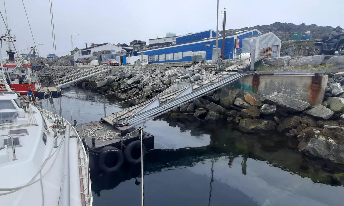 Qeqertarsuaq (Godhavn): {"base": "fr", "no": "Liten brygge med distribusjon av diesel og bensin, solid og godt utstyrt.", "se": "Liten ponton med distribution av diesel och bensin, solid och v\u00e4lutrustad.", "en": "Small dock for distributing diesel and gasoline, sturdy and well-equipped.", "da": "Lille bro til distribution af diesel og benzin, solid og velindrettet.", "fr": "Petit ponton de distribution de diesel et d'essence, solide et bien am\u00e9nag\u00e9.", "de": "Kleiner Steg f\u00fcr Diesel- und Benzinversorgung, solide und gut ausgestattet.", "es": "Peque\u00f1o muelle para la distribuci\u00f3n de di\u00e9sel y gasolina, s\u00f3lido y bien acondicionado.", "it": "Piccolo pontile di distribuzione di diesel e benzina, solido e ben attrezzato.", "pt": "<p>Pequeno pont\u00e3o de distribui\u00e7\u00e3o de diesel e gasolina, s\u00f3lido e bem equipado.</p>", "nl": "Kleine ponton voor de distributie van diesel en benzine, stevig en goed uitgerust.", "pl": "Ma\u0142y pomost dystrybucji oleju nap\u0119dowego i benzyny, solidny i dobrze wyposa\u017cony.", "uk": "\u041c\u0430\u043b\u0430 \u0441\u0442\u0456\u0439\u043a\u0430 \u0434\u043b\u044f \u0440\u043e\u0437\u043f\u043e\u0434\u0456\u043b\u0443 \u0434\u0438\u0437\u0435\u043b\u044c\u043d\u043e\u0433\u043e \u043f\u0430\u043b\u0438\u0432\u0430 \u0442\u0430 \u0431\u0435\u043d\u0437\u0438\u043d\u0443, \u043d\u0430\u0434\u0456\u0439\u043d\u0430 \u0442\u0430 \u0434\u043e\u0431\u0440\u0435 \u043e\u0431\u043b\u0430\u0434\u043d\u0430\u043d\u0430.", "ro": "Pont mic de distribu\u021bie a motorinei \u0219i benzinei, solid \u0219i bine amenajat.", "tr": "Sa\u011flam ve iyi d\u00fczenlenmi\u015f k\u00fc\u00e7\u00fck bir dizel ve benzin da\u011f\u0131t\u0131m iskelesi.", "el": "\u039c\u03b9\u03ba\u03c1\u03ae \u03c0\u03c1\u03bf\u03b2\u03bb\u03ae\u03c4\u03b1 \u03b4\u03b9\u03b1\u03bd\u03bf\u03bc\u03ae\u03c2 \u03c0\u03b5\u03c4\u03c1\u03b5\u03bb\u03b1\u03af\u03bf\u03c5 \u03ba\u03b1\u03b9 \u03b2\u03b5\u03bd\u03b6\u03af\u03bd\u03b7\u03c2, \u03c3\u03c4\u03b5\u03c1\u03b5\u03ae \u03ba\u03b1\u03b9 \u03ba\u03b1\u03bb\u03ac \u03b5\u03be\u03bf\u03c0\u03bb\u03b9\u03c3\u03bc\u03ad\u03bd\u03b7.", "cs": "Mal\u00e9 molo pro distribuci nafty a benz\u00ednu, pevn\u00e9 a dob\u0159e vybaven\u00e9.", "hu": "Szil\u00e1rd \u00e9s j\u00f3l felszerelt kis m\u00f3l\u00f3 d\u00edzel- \u00e9s benzinkioszt\u00e1ssal.", "fi": "Pieni diesel- ja bensiinijakelulaituri, tukeva ja hyvin varusteltu.", "bg": "\u041c\u0430\u043b\u044a\u043a \u043f\u043e\u043d\u0442\u043e\u043d \u0437\u0430 \u0440\u0430\u0437\u043f\u0440\u0435\u0434\u0435\u043b\u0435\u043d\u0438\u0435 \u043d\u0430 \u0434\u0438\u0437\u0435\u043b \u0438 \u0431\u0435\u043d\u0437\u0438\u043d, \u0437\u0434\u0440\u0430\u0432 \u0438 \u0434\u043e\u0431\u0440\u0435 \u043e\u0431\u043e\u0440\u0443\u0434\u0432\u0430\u043d.", "sr": "\u041c\u0430\u043b\u0438 \u043f\u043e\u043d\u0442\u043e\u043d \u0437\u0430 \u0434\u0438\u0441\u0442\u0440\u0438\u0431\u0443\u0446\u0438\u0458\u0443 \u0434\u0438\u0437\u0435\u043b\u0430 \u0438 \u0431\u0435\u043d\u0437\u0438\u043d\u0430, \u0447\u0432\u0440\u0441\u0442 \u0438 \u0434\u043e\u0431\u0440\u043e \u043e\u043f\u0440\u0435\u043c\u0459\u0435\u043d.", "et": "V\u00e4ike diisli ja bensiini jagamispontoon, kindel ja h\u00e4sti sisustatud.", "lv": "Neliels d\u012bze\u013cdegvielas un benz\u012bna sadales pontons, iztur\u012bgs un labi apr\u012bkots.", "lt": "Ma\u017eas tvirtas ir gerai \u012frengtas dyzelinio ir benzininio kuro paskirstymo pontonas."}