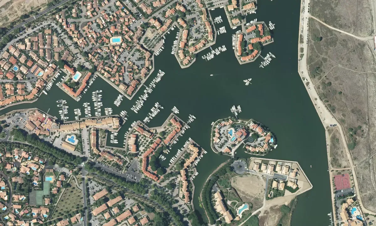Flyfoto av Quais de l'Amirauté